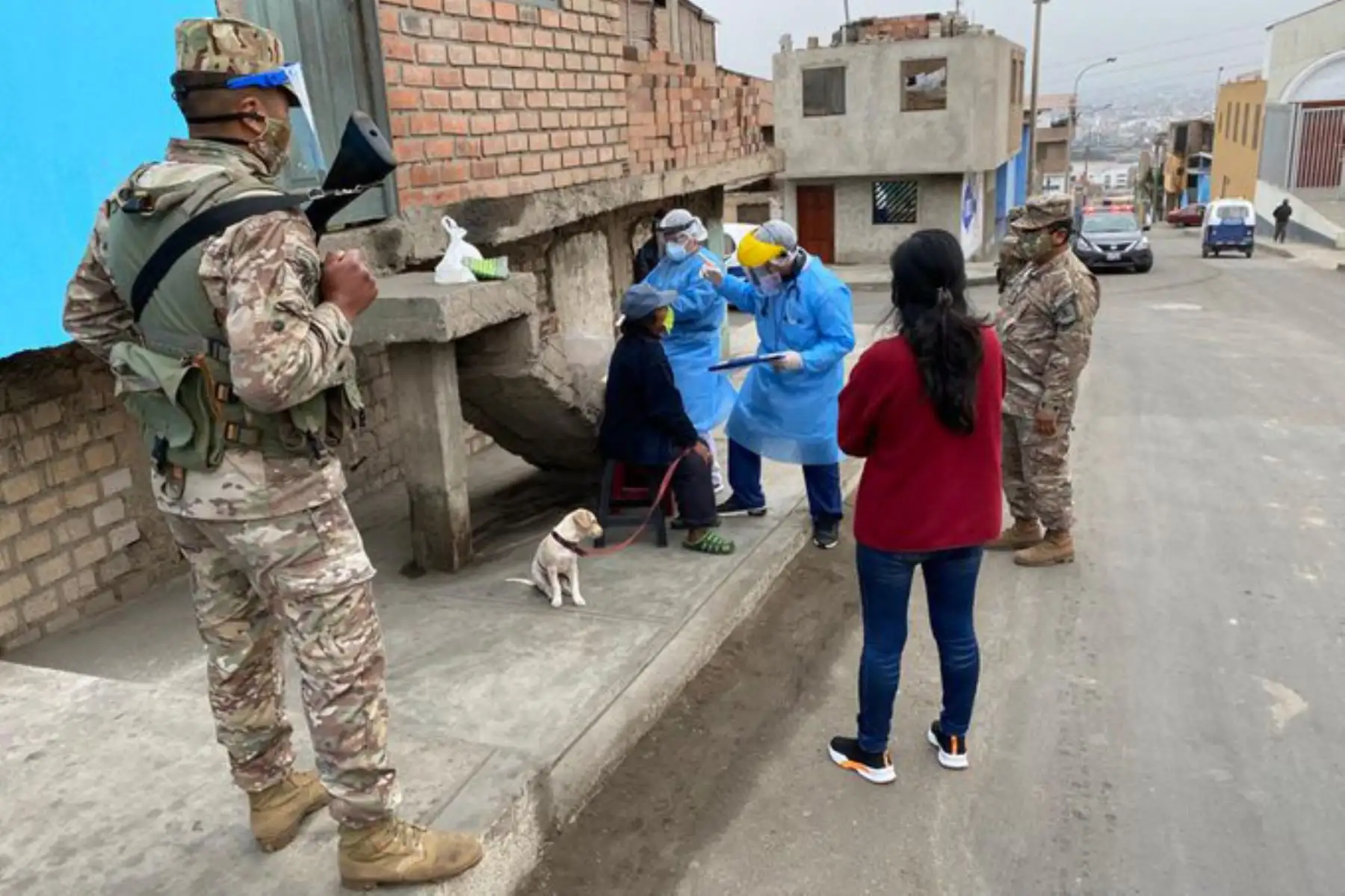 La Operación TAYTA también llegó al distrito de Chorrillos, donde más de 320 personas vulnerables identificadas en 710 hogares del asentamiento humano Vista Alegre fueron atendidas. Se realizaron pruebas de descarte de COVID-19 y se entregó tratamiento a los casos positivos.
Foto: ANDINA/Mindef
