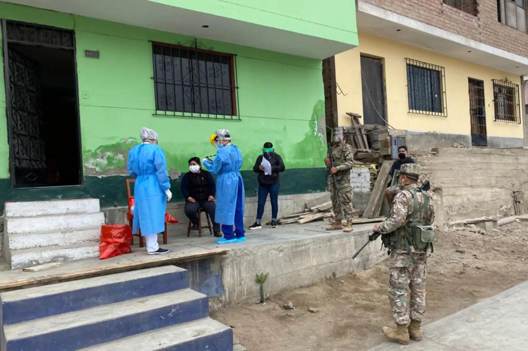 La Operación TAYTA también llegó al distrito de Chorrillos, donde más de 320 personas vulnerables identificadas en 710 hogares del asentamiento humano Vista Alegre fueron atendidas. Se realizaron pruebas de descarte de COVID-19 y se entregó tratamiento a los casos positivos.
Foto: ANDINA/Mindef