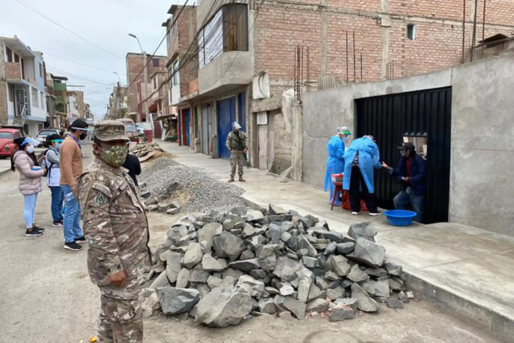La Operación TAYTA también llegó al distrito de Chorrillos, donde más de 320 personas vulnerables identificadas en 710 hogares del asentamiento humano Vista Alegre fueron atendidas. Se realizaron pruebas de descarte de COVID-19 y se entregó tratamiento a los casos positivos.
Foto: ANDINA/Mindef