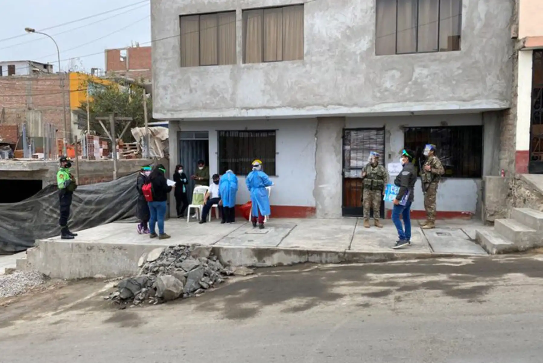 La Operación TAYTA también llegó al distrito de Chorrillos, donde más de 320 personas vulnerables identificadas en 710 hogares del asentamiento humano Vista Alegre fueron atendidas. Se realizaron pruebas de descarte de COVID-19 y se entregó tratamiento a los casos positivos.
Foto: ANDINA/Mindef