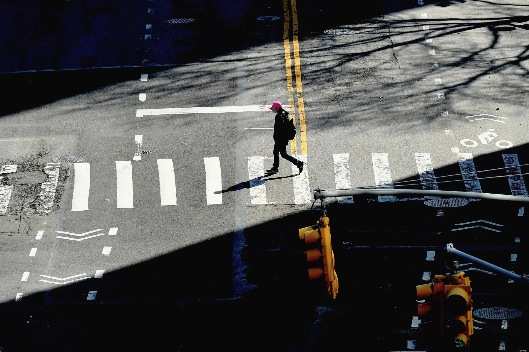 Una persona cruza la calle el 27 de marzo de 2020 en la ciudad de Nueva York. Foto: AFP