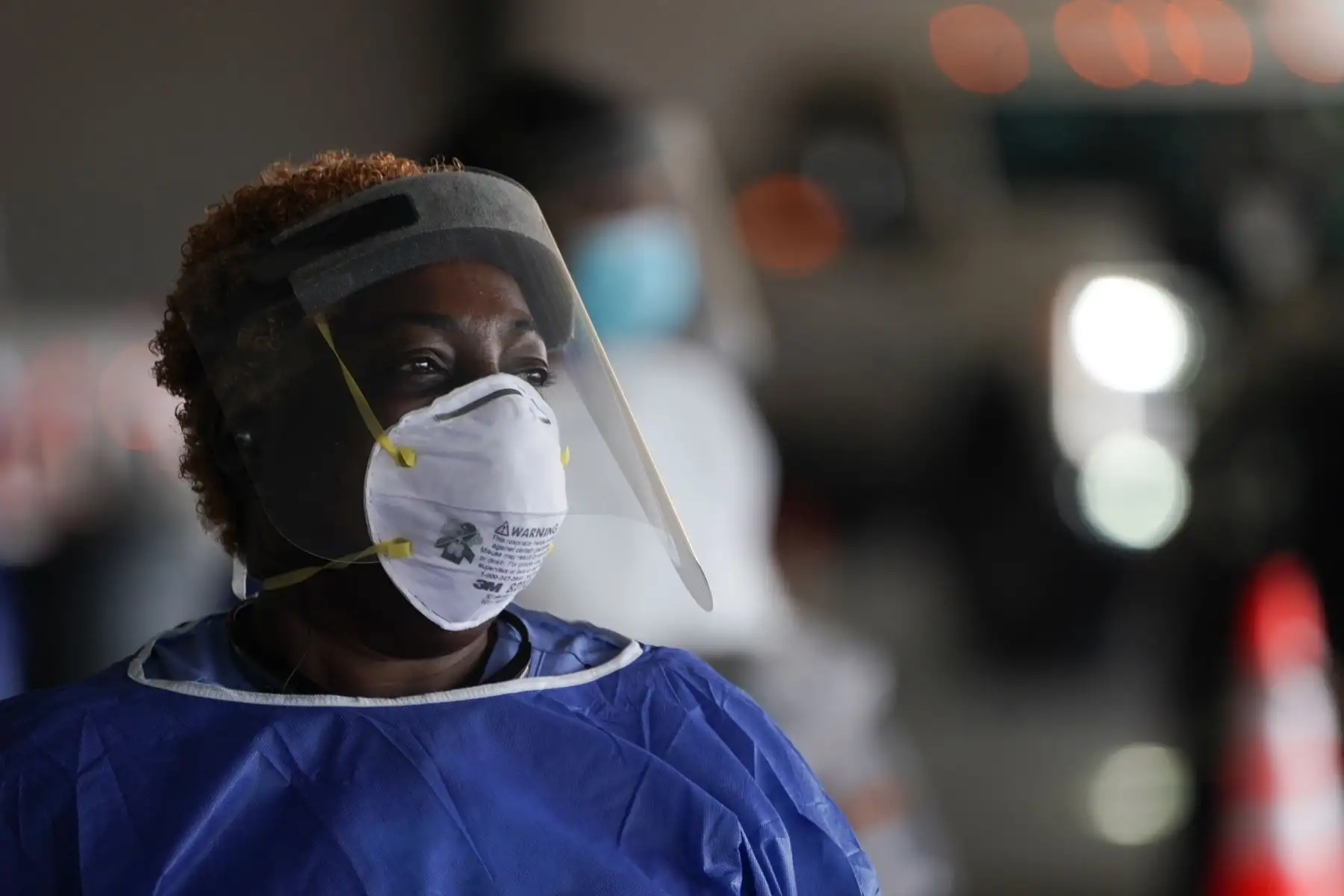 Una trabajada médico en PPE observa un sitio de prueba COVID-19 en el Teatro Mahaffey, en San Petersburgo, Florida. Foto: AFP