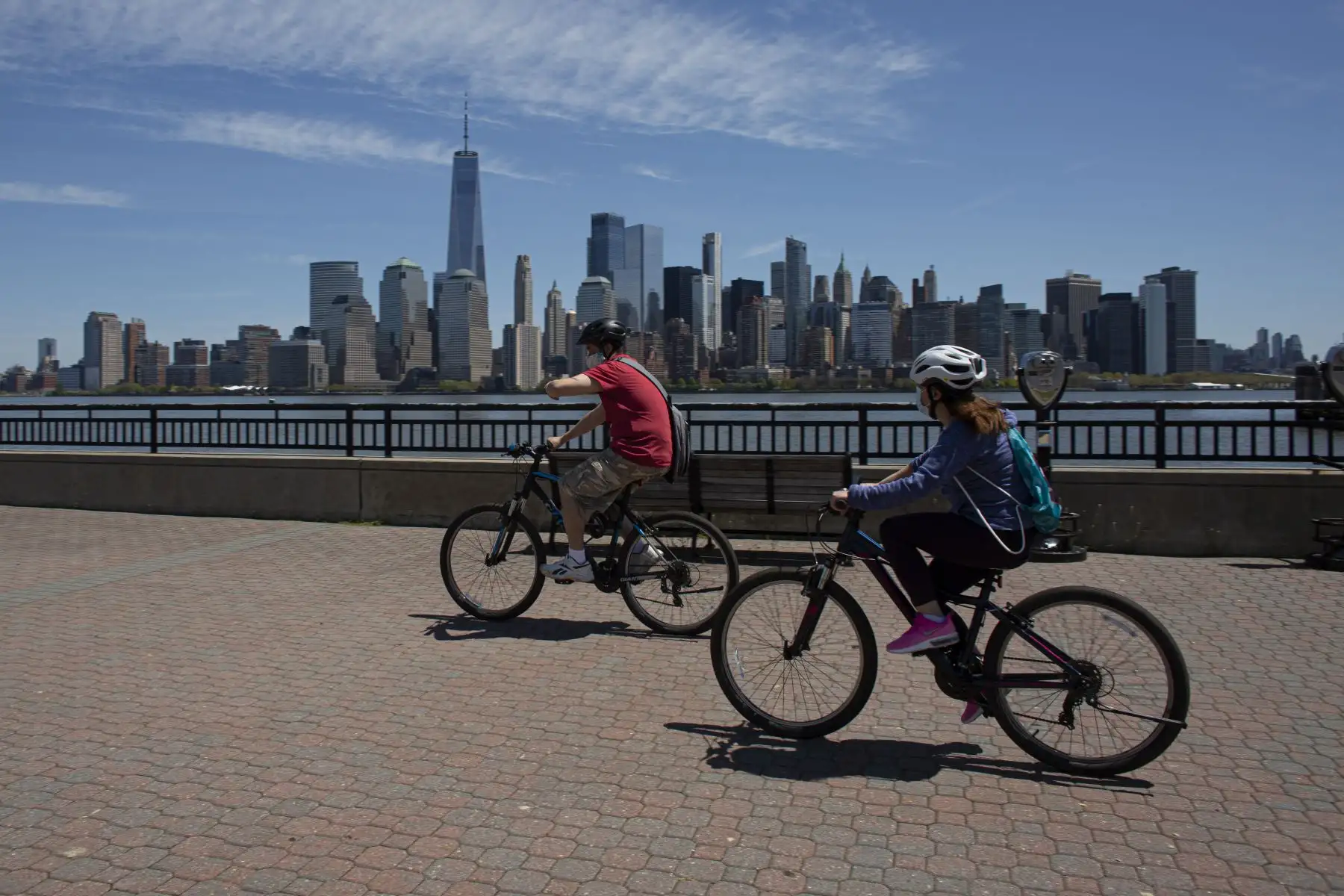 Personas montan bicicleta en Liberty State Park en Jersey City. Foto: AFP