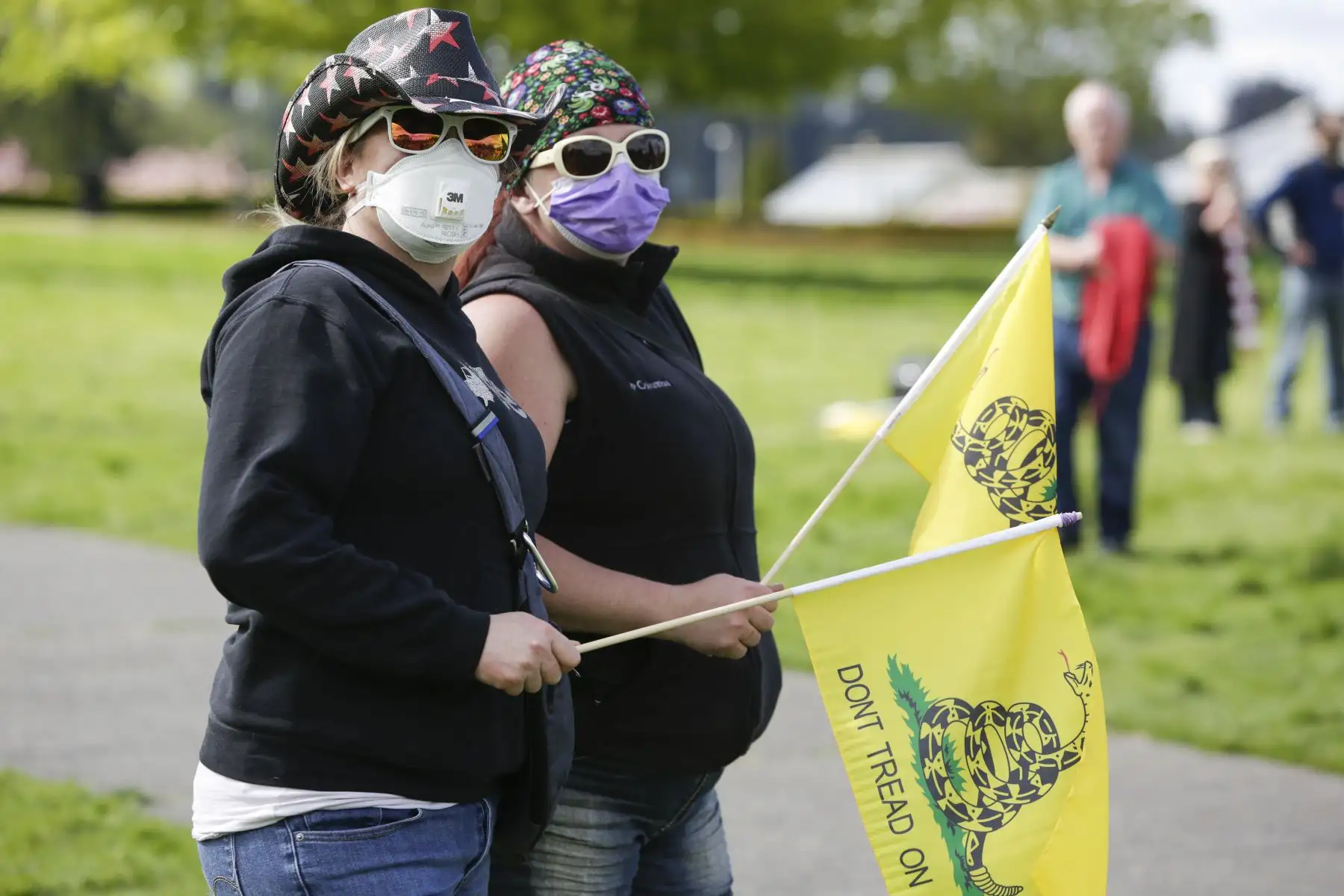 Manifestantes con máscaras participan en una protesta contra la orden de residencia en el estado de Washington. Foto: AFP