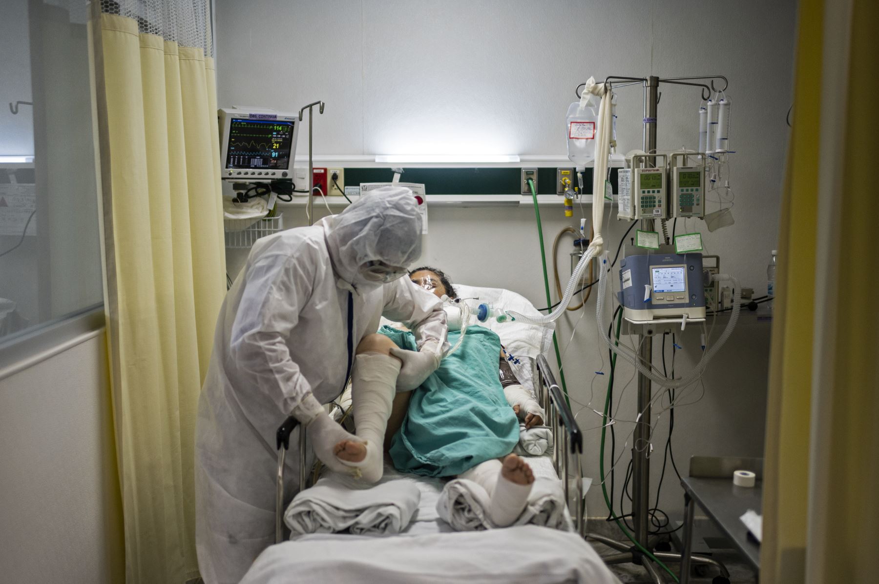 Un trabajador de salud revisa a un paciente en el área COVID-19 del Hospital General de la Zona 32 del Instituto Mexicano del Seguro Social. Foto: AFP
