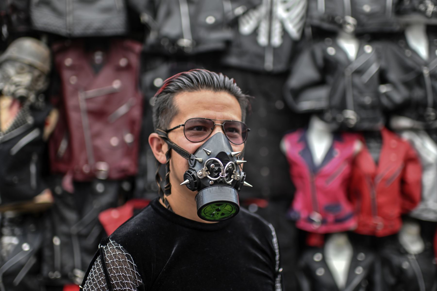 Un hombre usa una máscara facial con tachuelas en el mercado de pulgas El Chopo, en la Ciudad de México. Foto: AFP