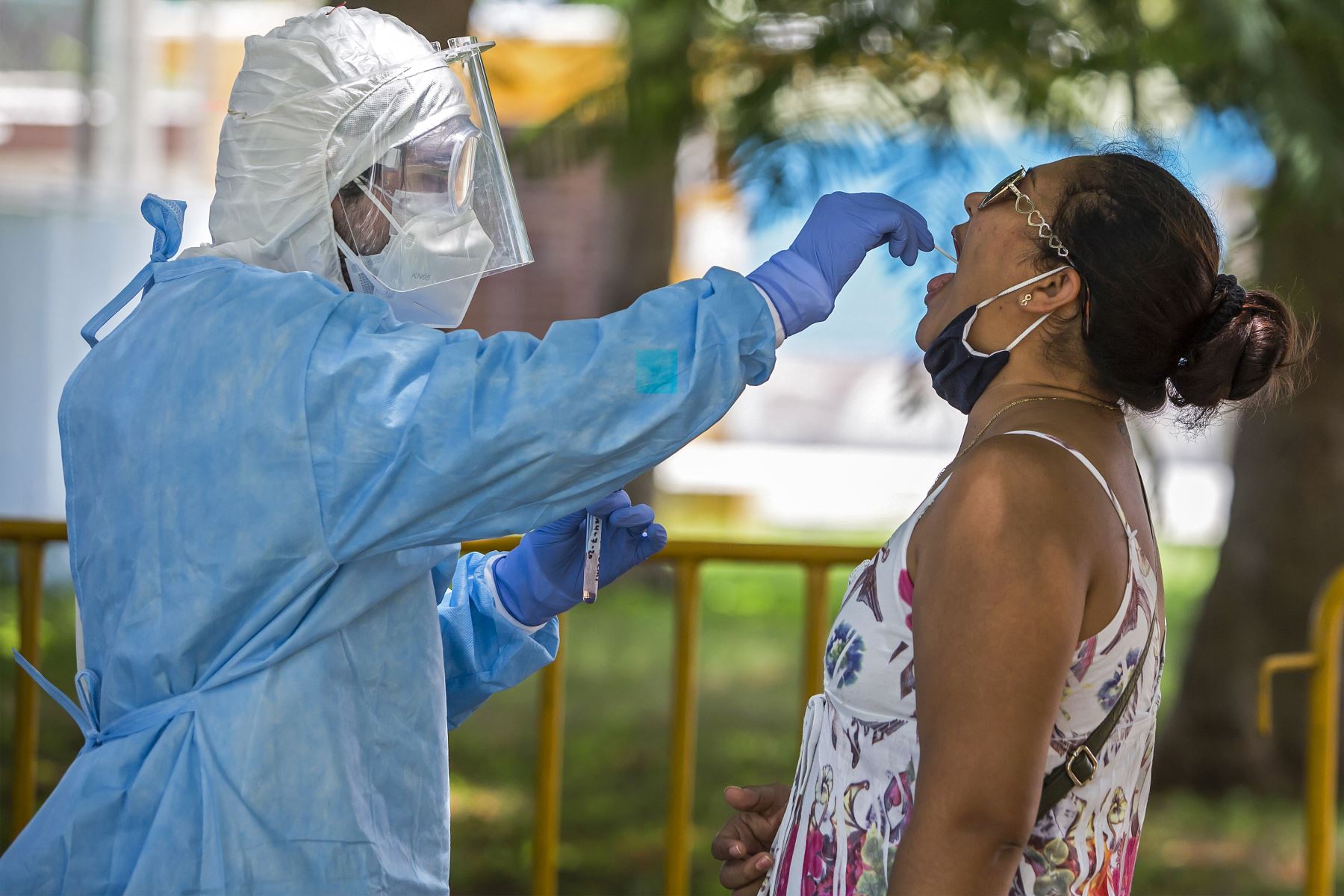 Un trabajador de salud toma una muestra de hisopo de una mujer para una prueba COVID-19, en Mérida, estado de Yucatán, México. Foto: AFP