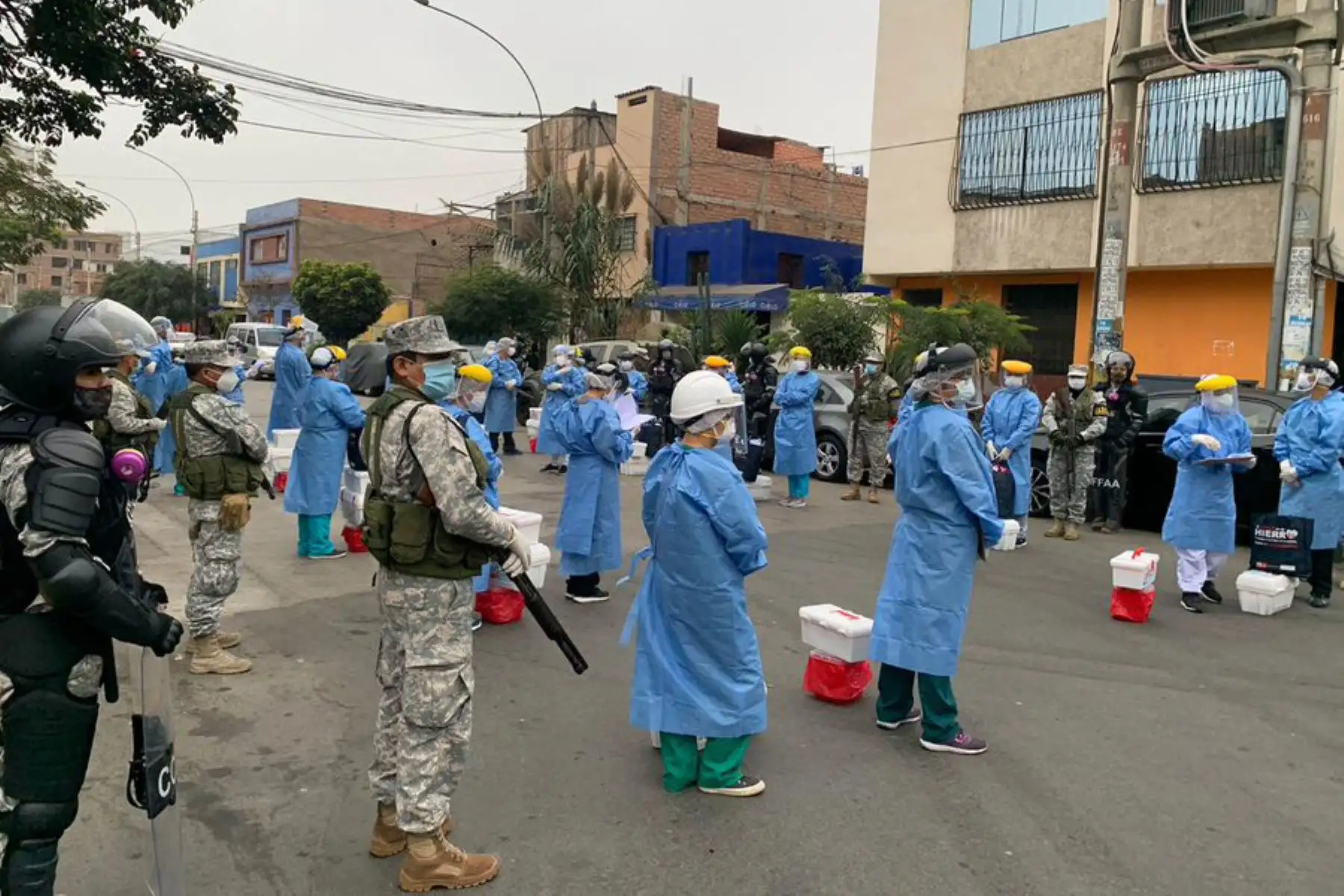 Una de las operaciones TAYTA de esta semana se desarrolló en Breña, donde equipos de respuesta rápida del Ministerio de salud llegaron a 135 hogares de la zona de Tingo María, para tomar pruebas de COVID-19 a personas en riesgo empadronadas y darles tratamiento temprano.

Foto:ANDINA/Mindef