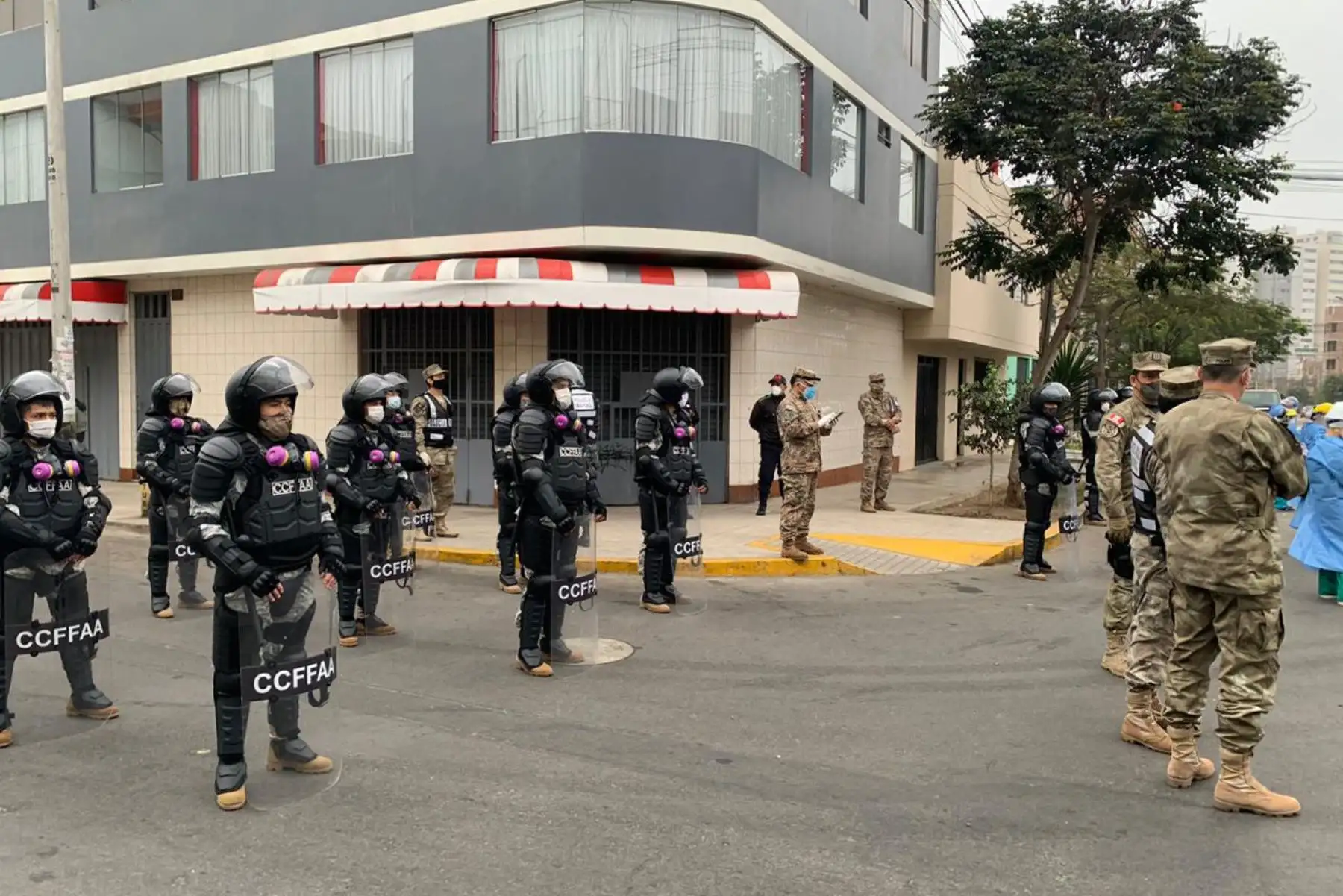Una de las operaciones TAYTA de esta semana se desarrolló en Breña, donde equipos de respuesta rápida del Ministerio de salud llegaron a 135 hogares de la zona de Tingo María, para tomar pruebas de COVID-19 a personas en riesgo empadronadas y darles tratamiento temprano.

Foto:ANDINA/Mindef