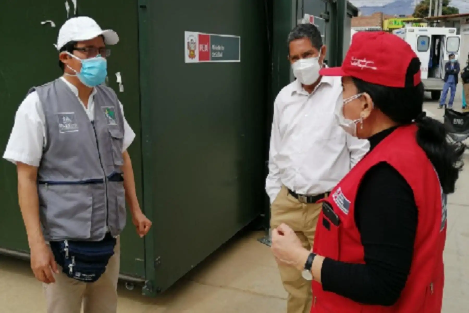 La ministra de la mujer, Gloria Montenegro, y el gobernador regional de Huánuco, Juan Alvarado, también visitaron el almacén de la Dirección Ejecutiva de Medicamentos Insumos y Drogas (DEMID).