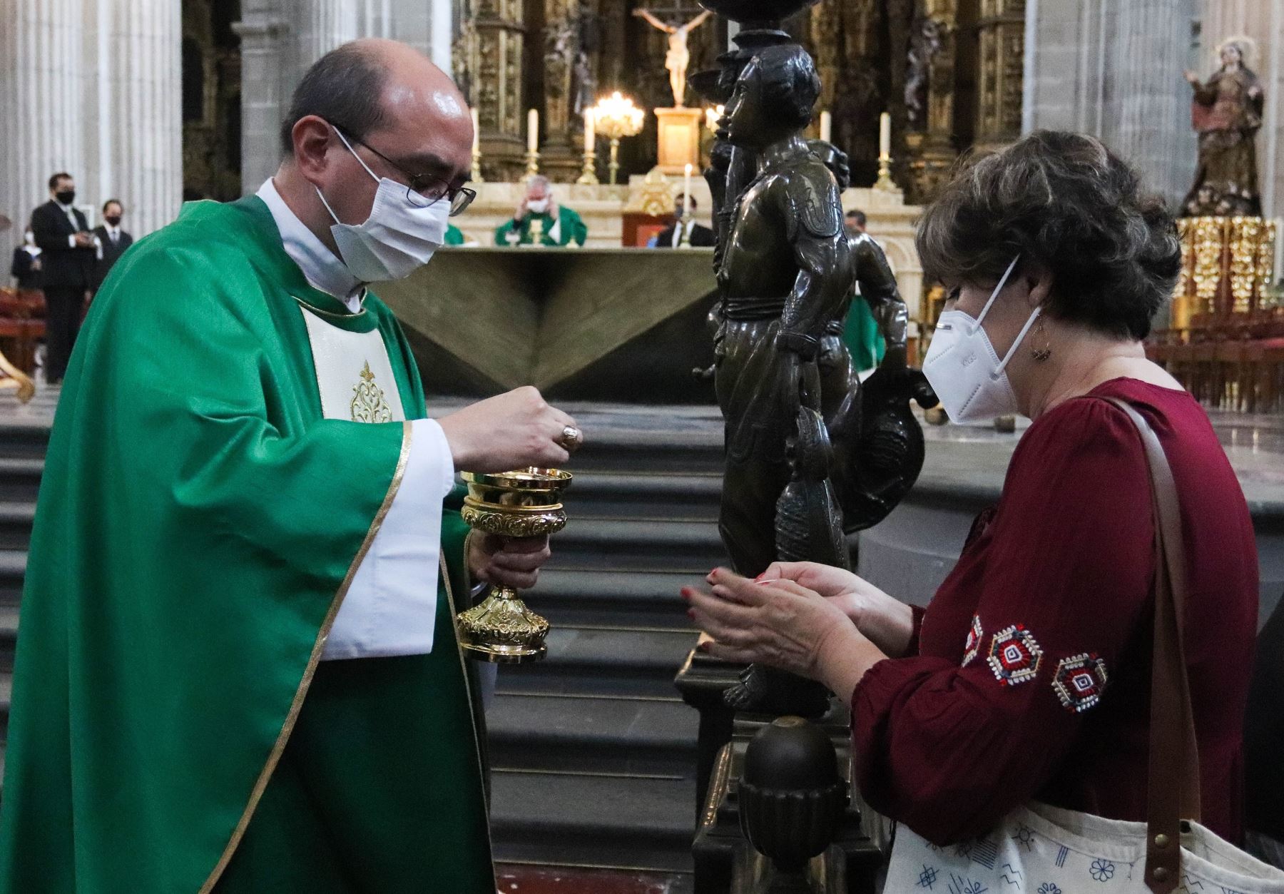 Feligreses católicos acuden este domingo a una misa en la Catedral Metropolitana de la Ciudad de México (México). Foto: EFE