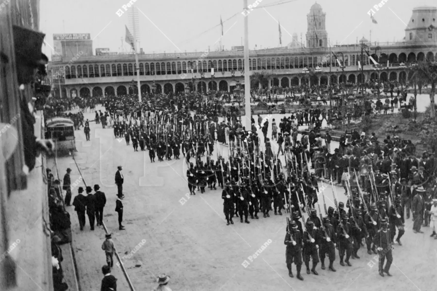 Desfile militar en la Plaza de Armas de Lima. 1900 Foto:    Archivo Histórico de El Peruano