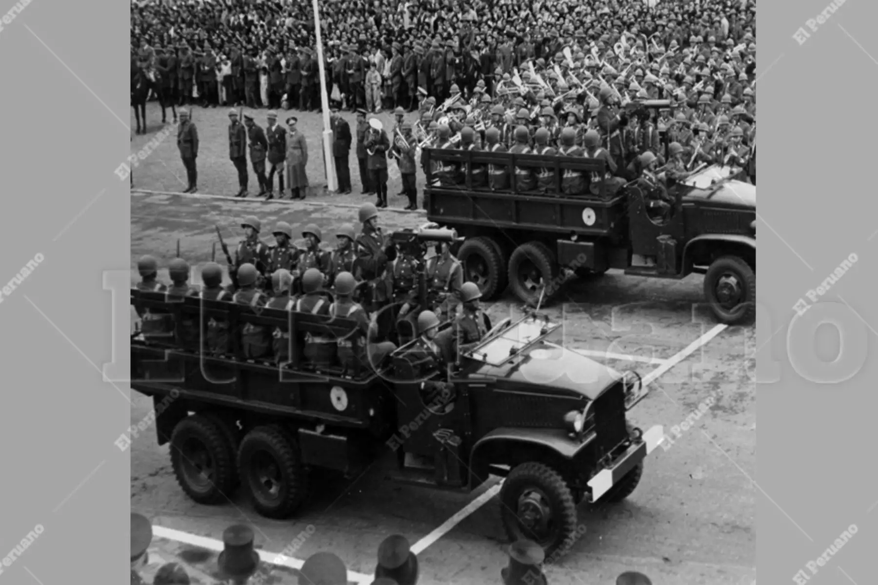 Vehículos portatropas del Ejercito Peruano hace su paso en el Desfile Militar del Campo de Marte 29 de julio 1952. Foto:  Archivo Histórico de El Peruano