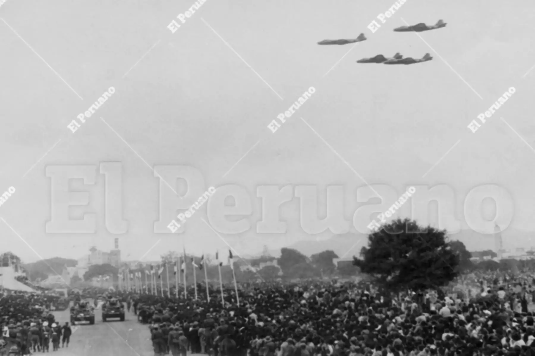 Desfile militar por celebracion de aniversario de Fiestas Patrias. también participan aviones militares. Publico en multitud observa 29 de julio 1956. Foto: Archivo Hitórico de El Peruano