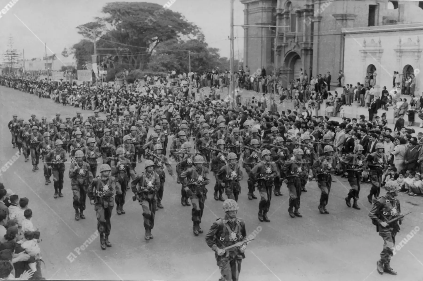 Desfile militar por celebraciones de Fiestas Patrias. 29 de julio 1960. Foto: Archivo Histórico de El Peruano