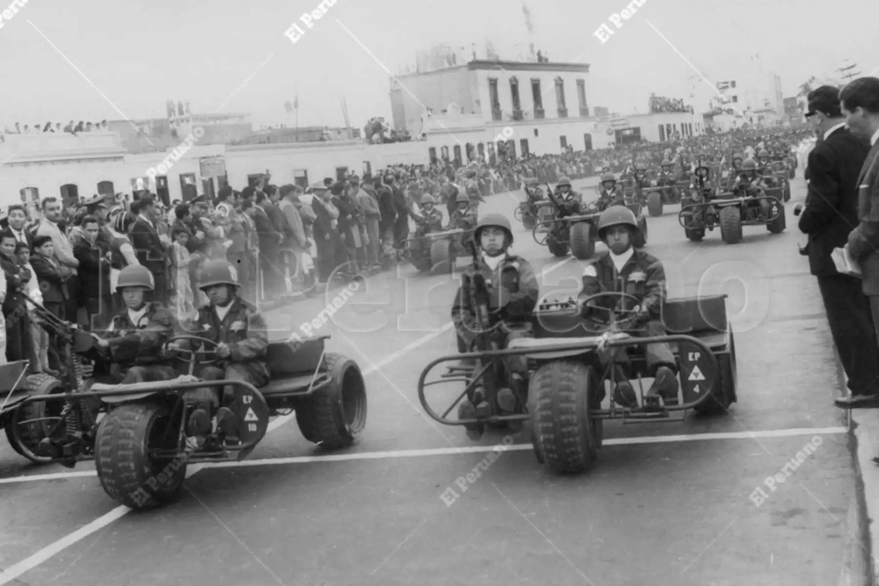 Desfile militar por celebraciones de fiestas patrias, publico espectador observa 29 julio 1964. Foto: Archivo Histórico de El Peruano