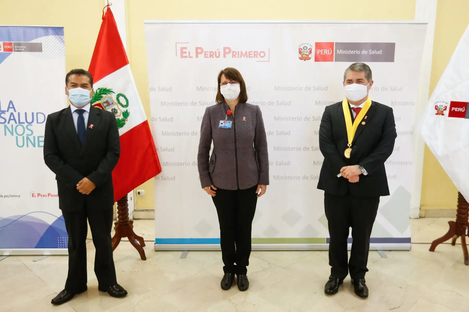 Ministra de Salud Pilar Mazzetti encabeza homenaje a los profesionales de la salud fallecidos durante la pandemia en ceremonia de fiestas patrias.

Foto: Minsa