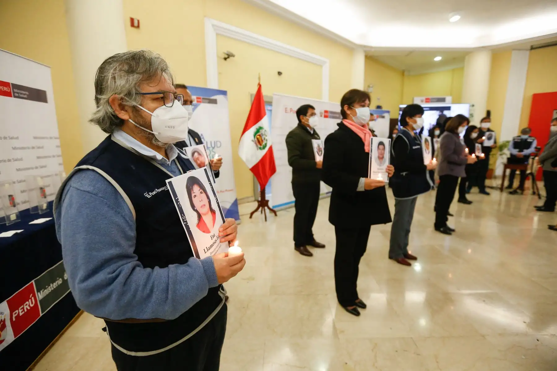 Ministra de Salud Pilar Mazzetti encabeza homenaje a los profesionales de la salud fallecidos durante la pandemia en ceremonia de fiestas patrias.

Foto: Minsa