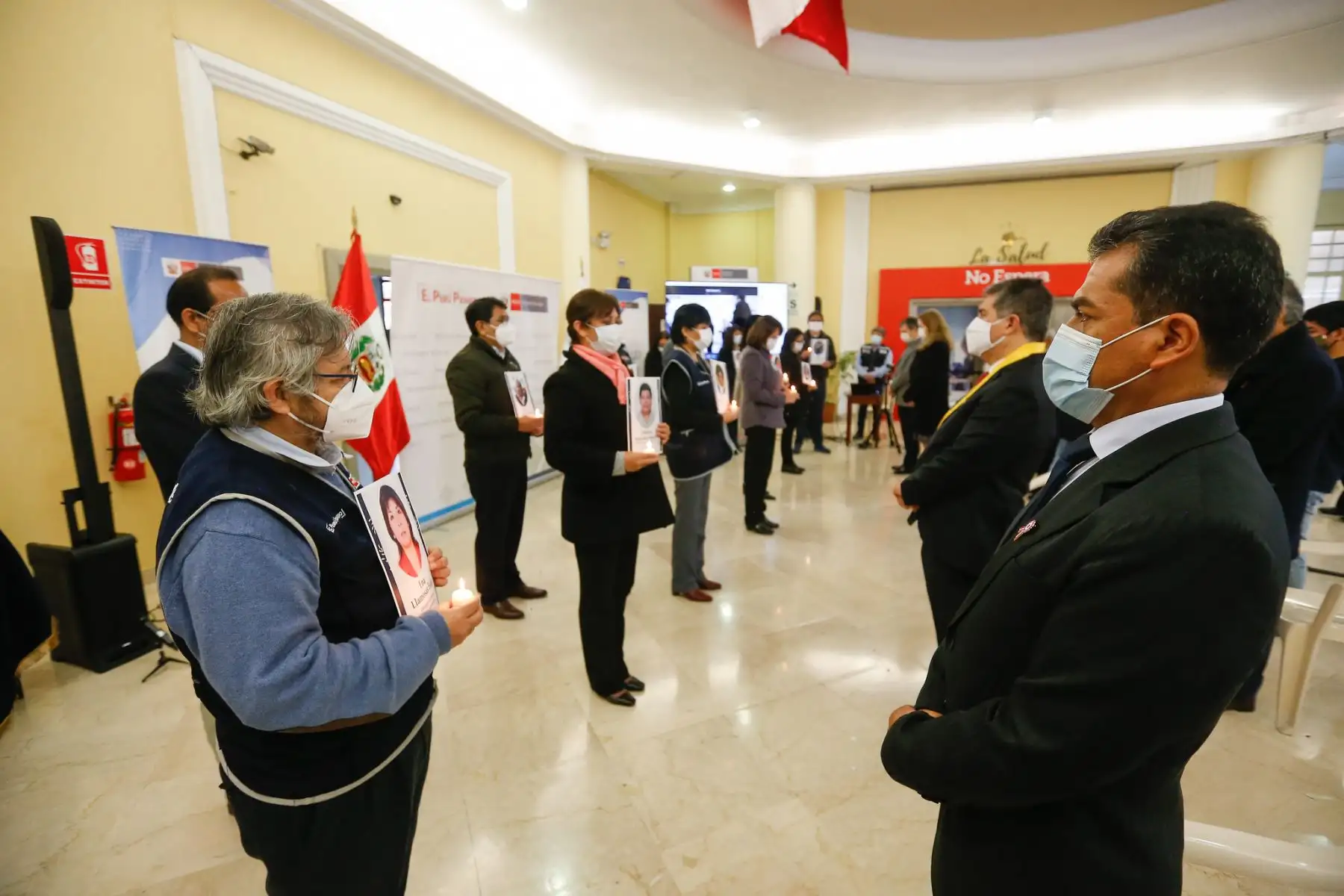 Ministra de Salud Pilar Mazzetti encabeza homenaje a los profesionales de la salud fallecidos durante la pandemia en ceremonia de fiestas patrias.

Foto: Minsa