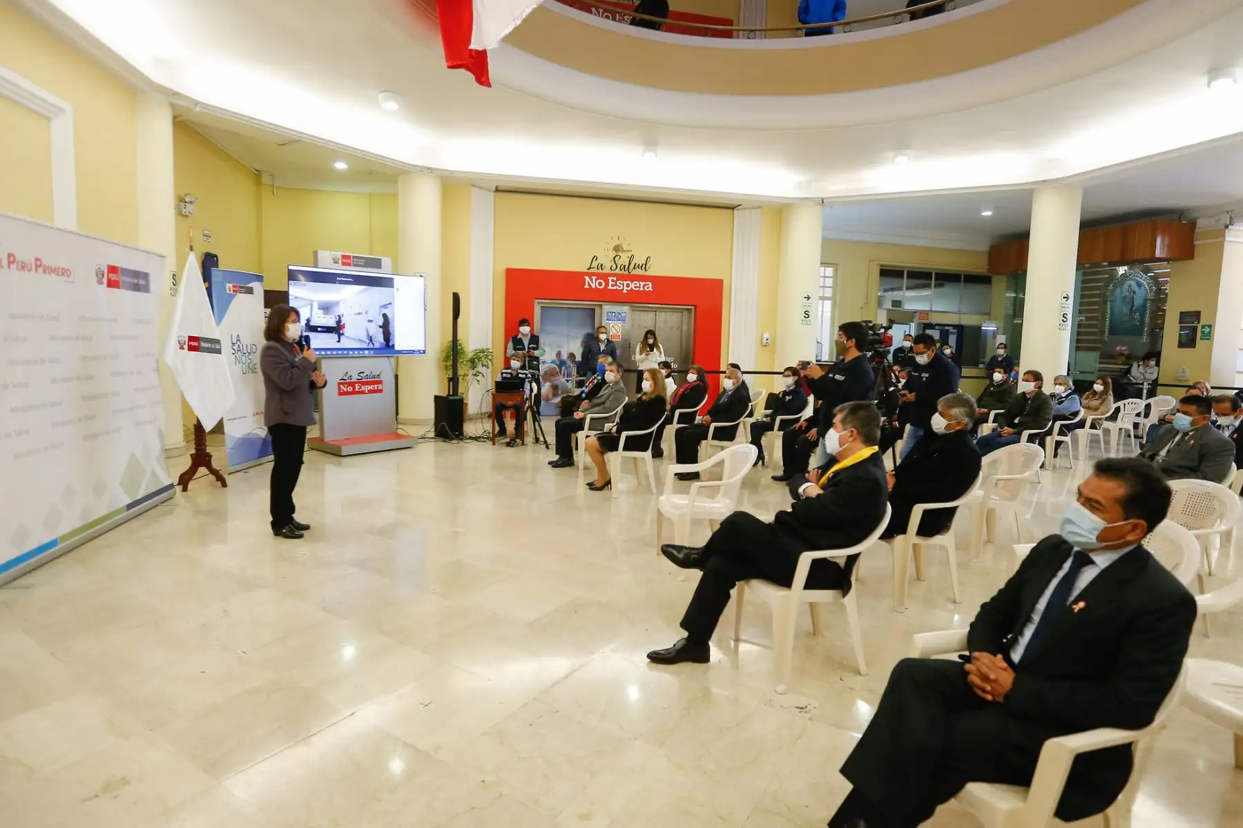 Ministra de Salud Pilar Mazzetti encabeza homenaje a los profesionales de la salud fallecidos durante la pandemia en ceremonia de fiestas patrias.

Foto: Minsa