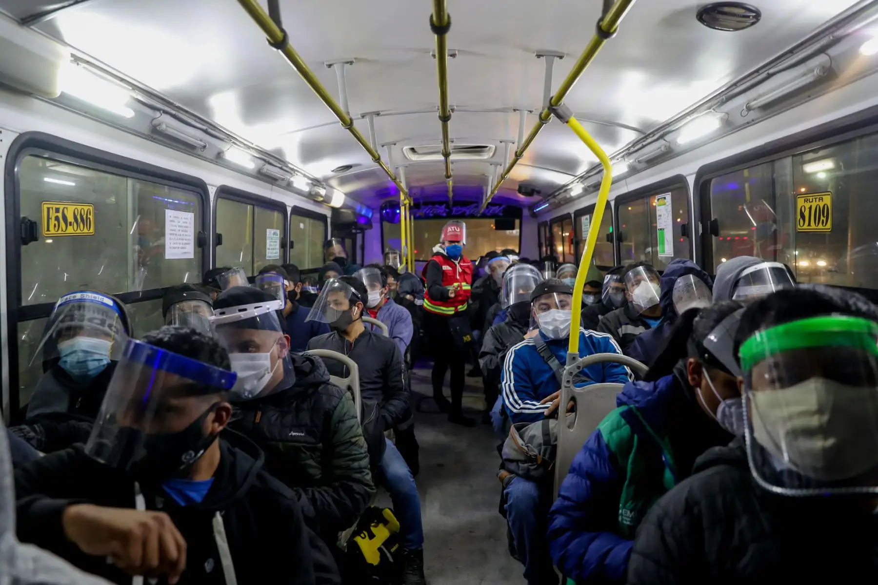 El Ministerio de Transportes y Comunicaciones estableció que 141 municipalidades provinciales del interior del país tienen plazo hasta abril para efectuar la entrega gratuita de protectores faciales a los usuarios del transporte urbano a fin de prevenir el contagio del covid-19. Foto: ANDINA/difusión.