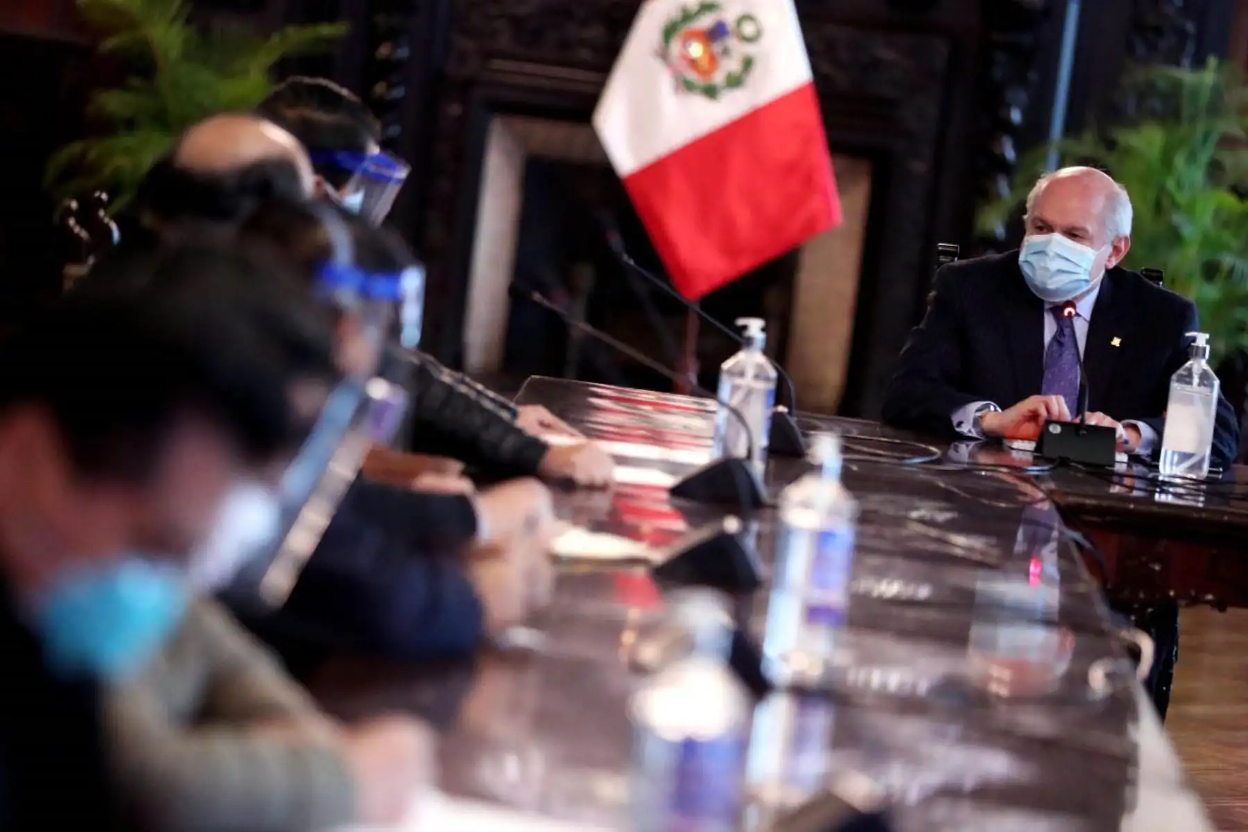 El jefe del Gabinete Ministerial, Pedro Cateriano acompañado por los titulares de Economía y Tranajo se reúnen con los representantes de las centrales sindicales CGTP y CTP con quienes aborda temas del quehacer laboral.
Foto: PCM El jefe del Gabinete Ministerial, Pedro Cateriano acompañado por los titulares de Economía y Tranajo se reúnen con los representantes de las centrales sindicales CGTP y CTP con quienes aborda temas del quehacer laboral.
Foto: PCM