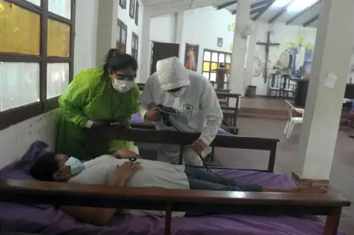 Voluntarios colaboran en una capilla religiosa convertida en un centro de acogida para ayudar a enfermos con covid-19 en Santa Cruz, Bolivia. Foto: EFE