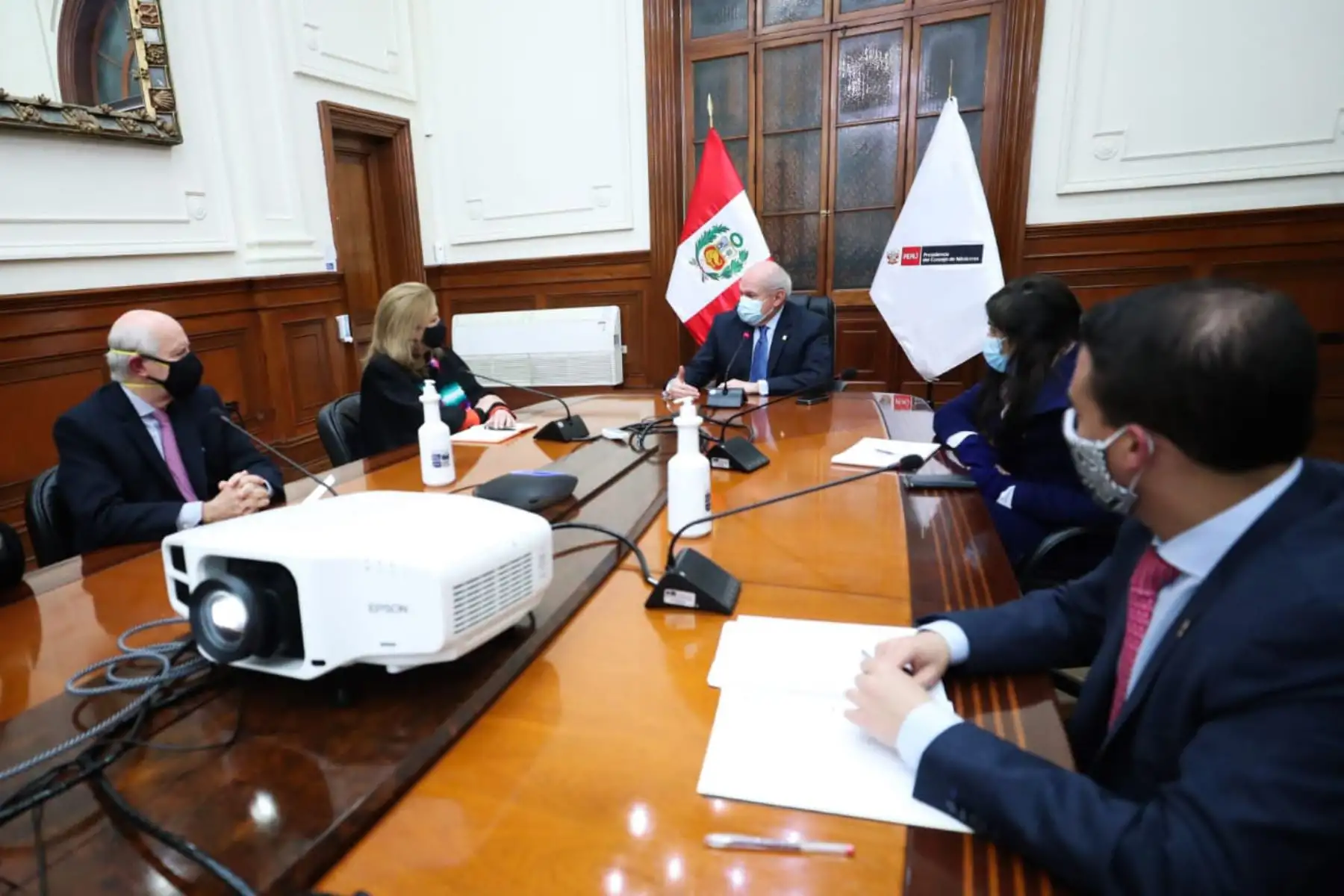 El presidente del Consejo de Ministros, Pedro Cateriano  y los titulares  de Economía y Trabajo se reúnen  con los representantes de la CONFIEP y Capeco en el marco del diálogo que sostiene con diversos gremios y sectores representativos del país.
Foto: PCM