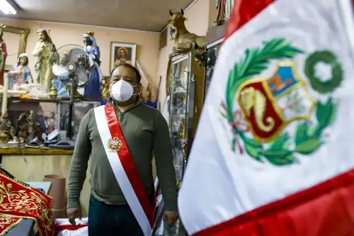 Dante Grados Palomino y su familia confeccionan las bandas que han llevado 10 presidentes de la República.