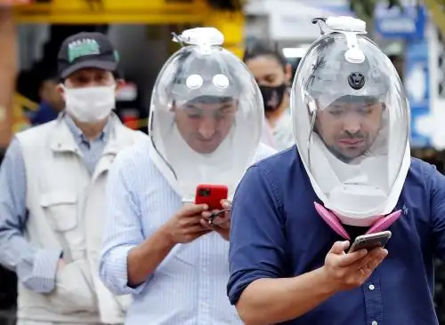 Un grupo de emprendedores colombianos desarrolló una burbuja como el que usan los astronautas para proteger de la pandemia del coronavirus a quien lo utilice. Foto: EFE