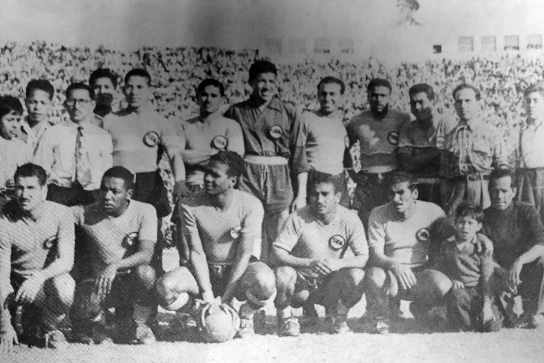 Plantel del Sport Boys del Callao, primer campeón profesional del fútbol peruano en 1951. Figura de pie: Alfonso Huapaya (entrenador), Pacheco, León, Velásquez, Augusto, Lavalle y  Calderón. Sentados: Drago, Barbadillo, Valeriano López, Pedro y Guillermo Valdivieso. Lima 1951. Foto: Archivo El Peruano