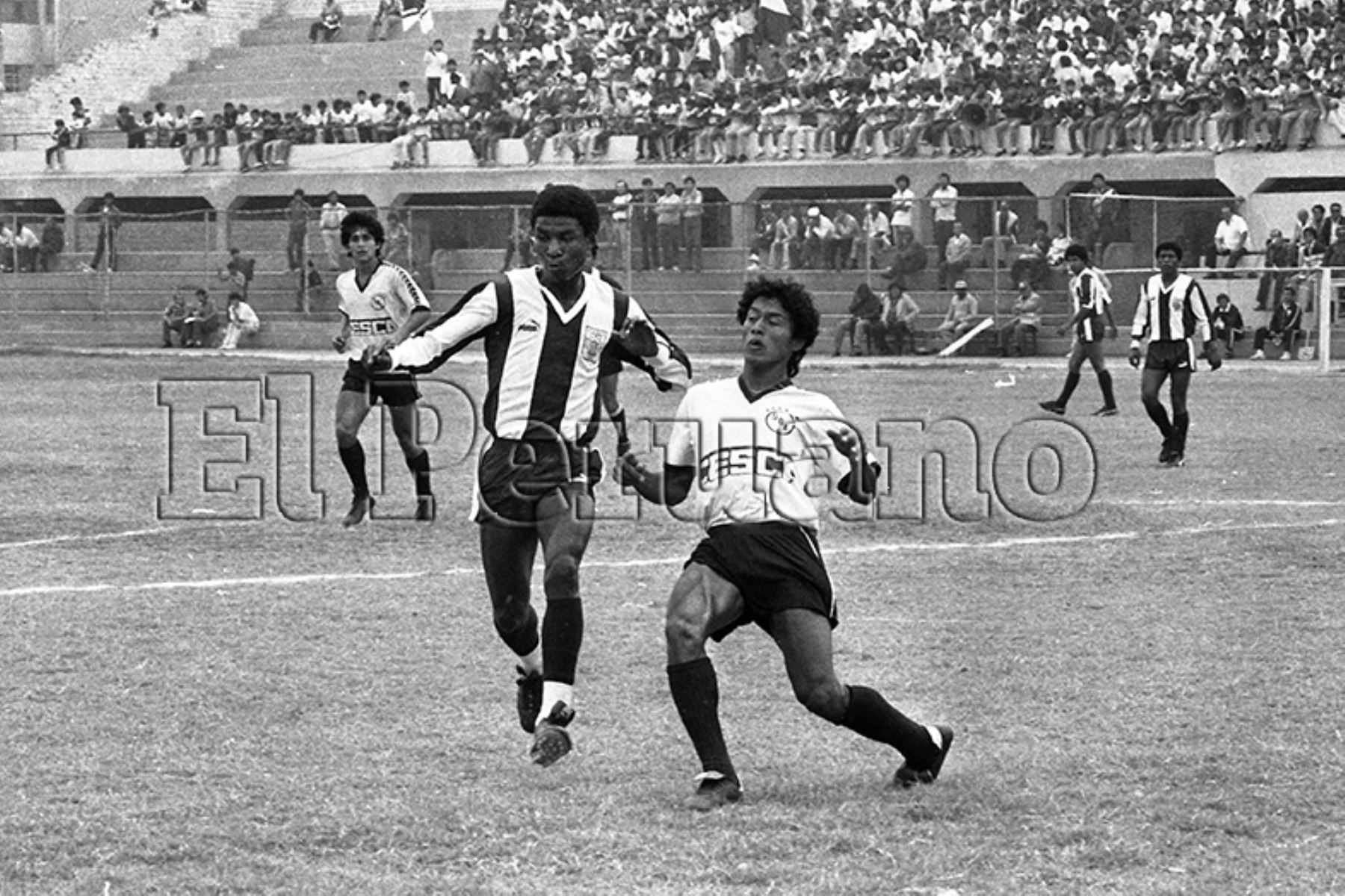 Callao - 7 junio 1987 / El delantero Luis Escobar durante el encuentro que sostuvieron Sport Boys y Alianza Lima por el torneo descentralizado 1987.