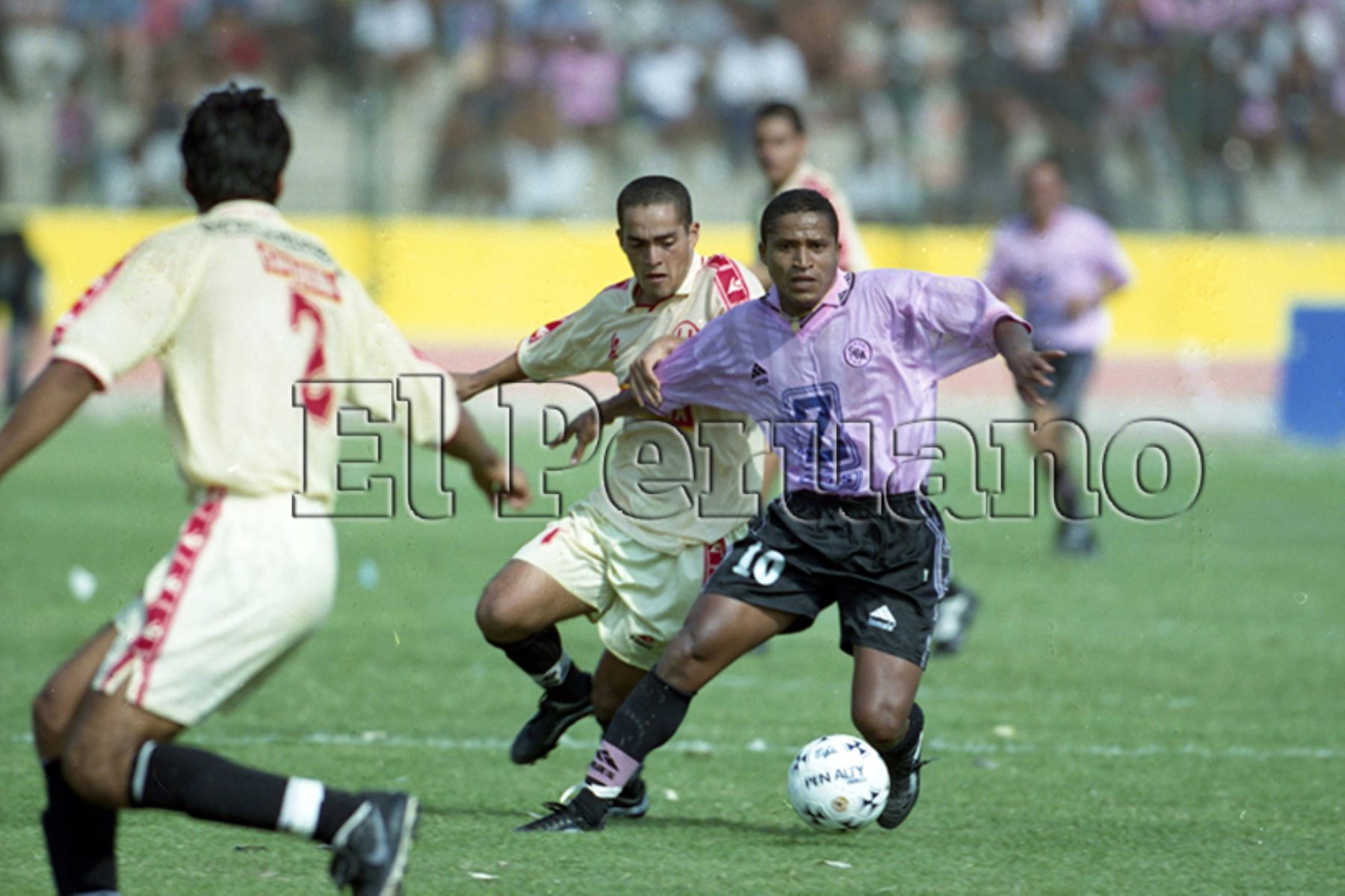 Callao - 7 mayo 2000 / Sport Boys y Universitario de Deportes empataron 1-1 por el Tormneo Apertura de fútbol.