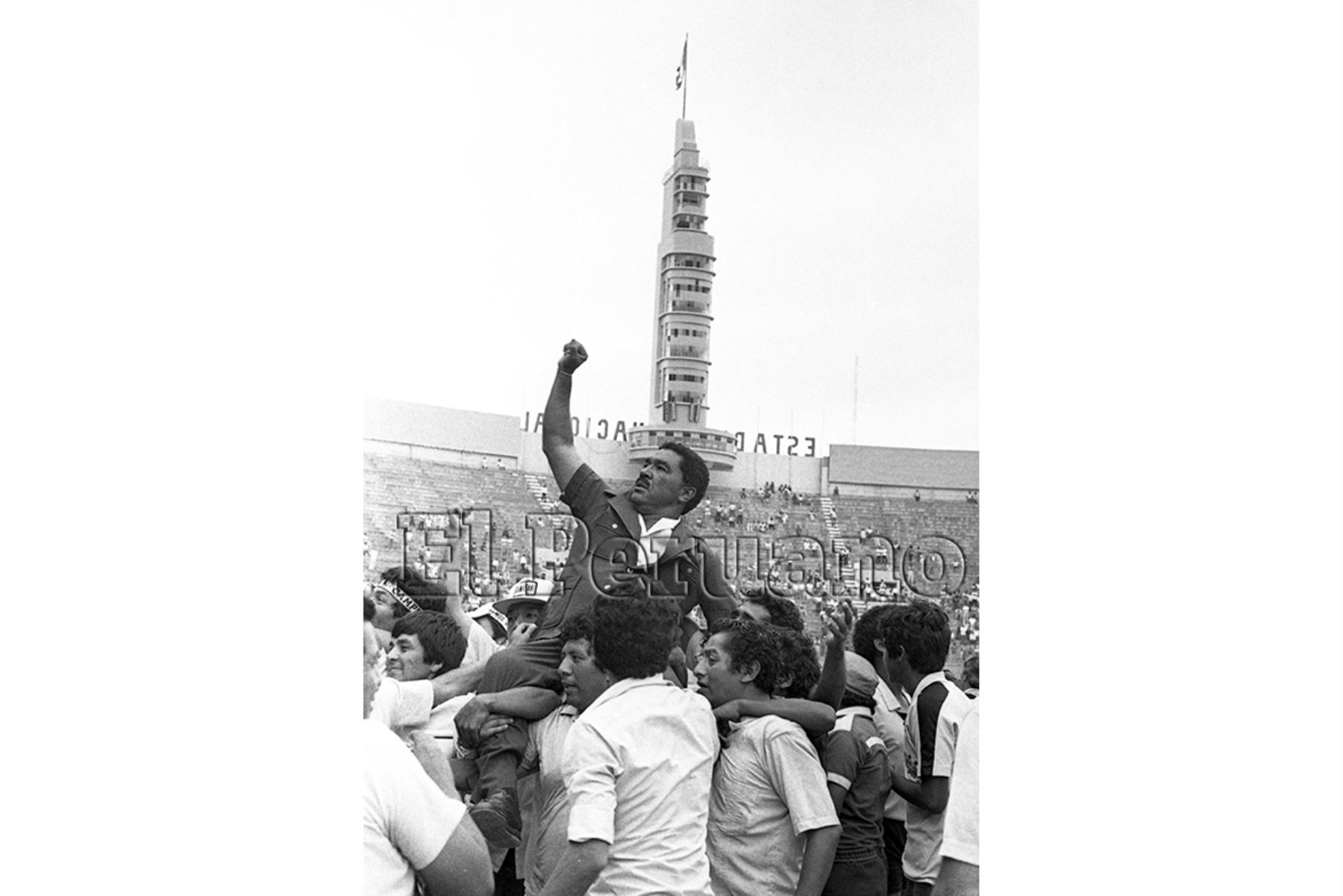 Lima - 23 diciembre 1984 / Marco Calderón en hombros de los hinchas de Sport Boys que logró su sexta corona al vencer a Unión Huaral. Foto: Archivo Histórico El Peruano