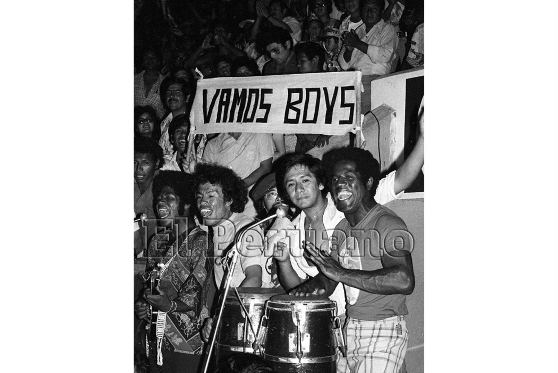 Lima - 4 enero 1977 / Hinchas del Sport Boys alientan a su equipo en la final del torneo descentralizado 1976 que los enfrentó al Unión Huaral.