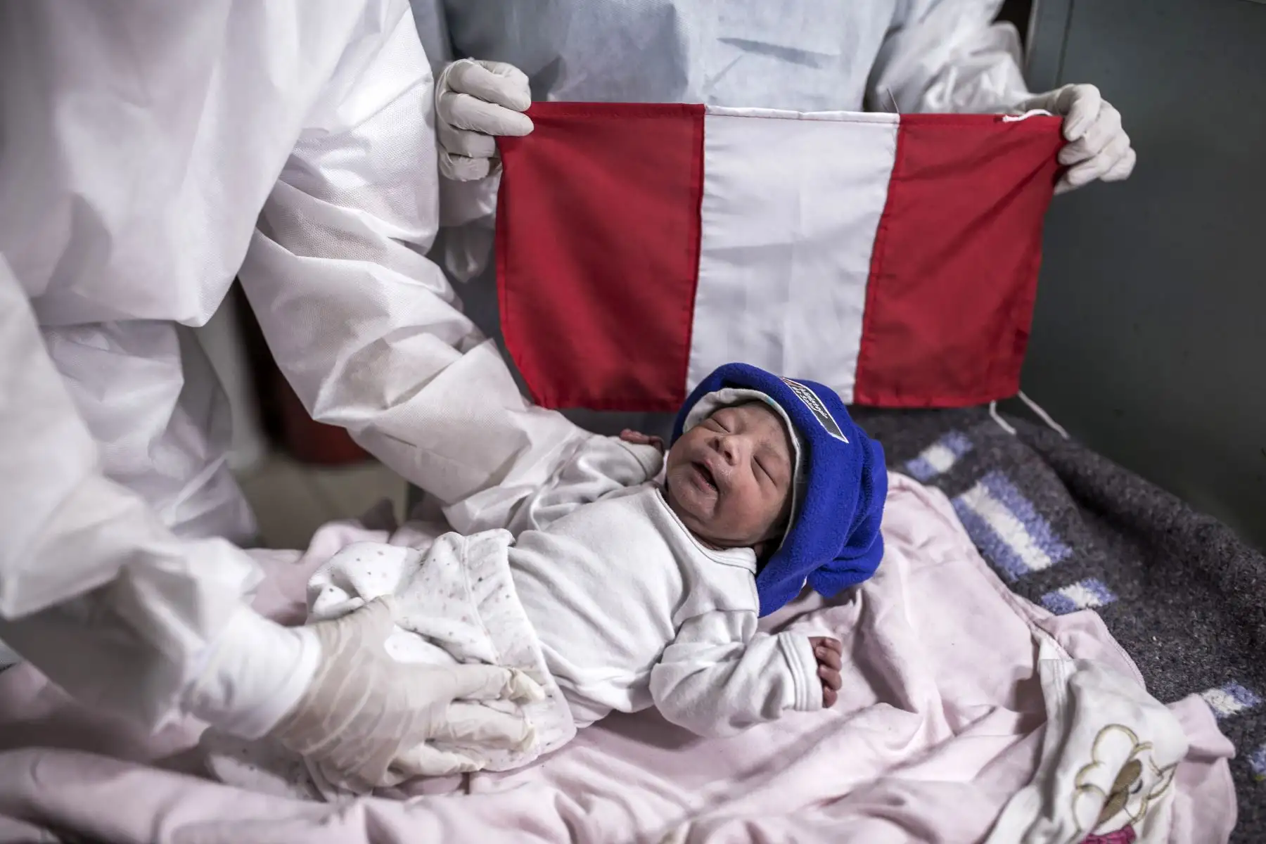 Bebés recién nacidos son vacunados contra la tuberculosis y hepatitis B en un hospital de San Juan de Lurigancho en el marco de las Fiestas Patrias del Perú , hoy martes 28 de julio del 2020 , en la ciudad de Lima Perú. PRESIDENCIA PERÚ / Leslie Searles