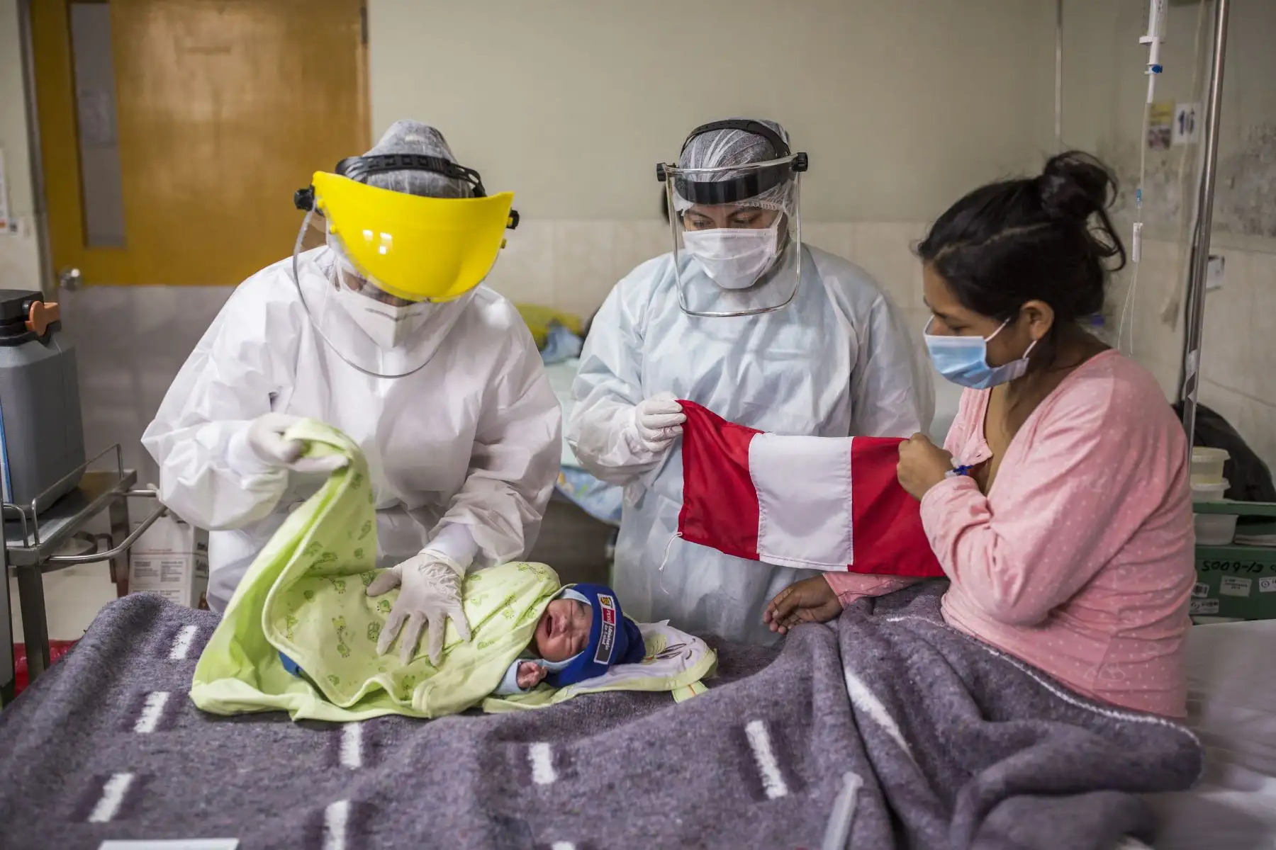 Bebés recién nacidos son vacunados contra la tuberculosis y hepatitis B en un hospital de San Juan de Lurigancho en el marco de las Fiestas Patrias del Perú. Foto:ANDINA/Prensa Presidencia
