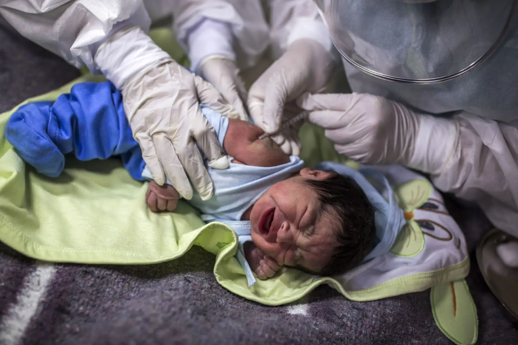 Bebés recién nacidos son vacunados contra la tuberculosis y hepatitis B en un hospital de San Juan de Lurigancho en el marco de las Fiestas Patrias del Perú. Foto:ANDINA/Prensa Presidencia