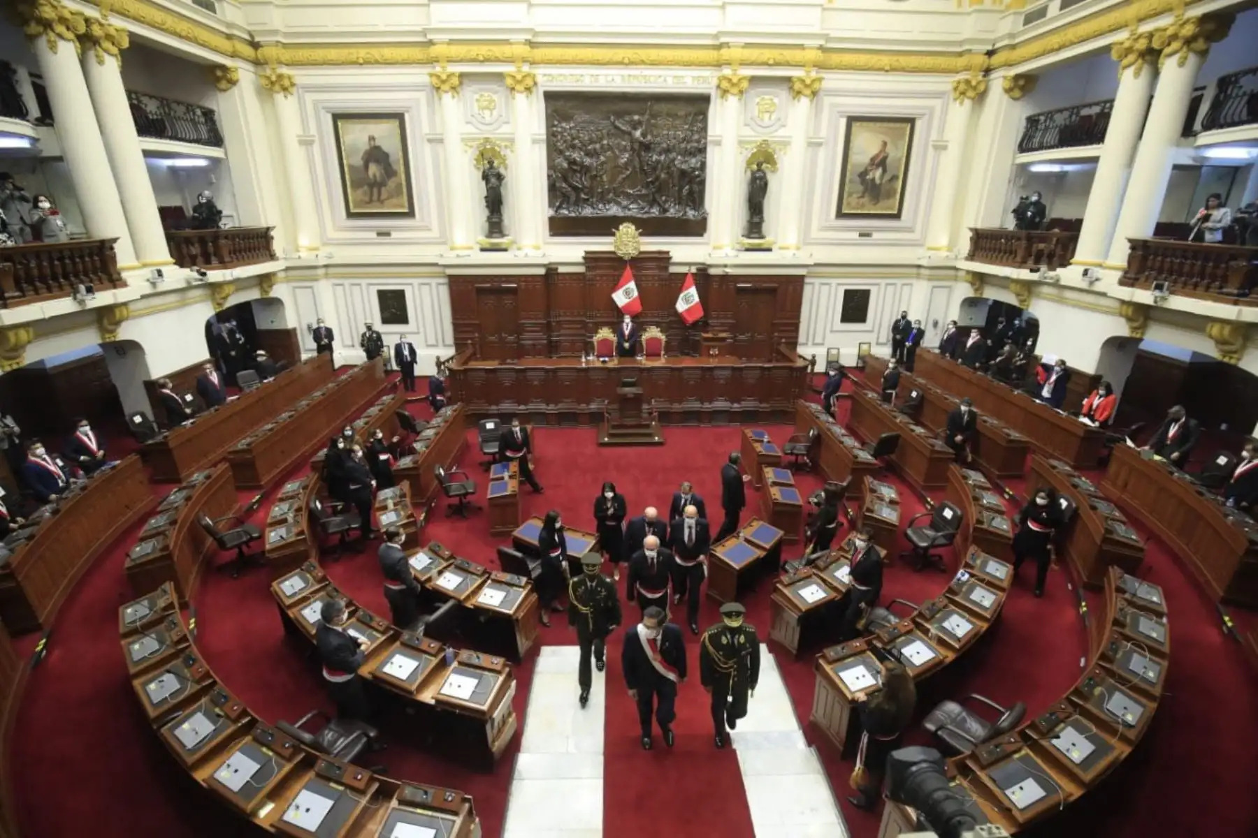 El Presidente de la República del Perú, Martín Vizcarra, culmina su discurso de Orden por Fiestas Patrias en el Congreso de la República acompañado por su Consejo de Ministros .
Foto: ANDINA/ Prensa Presidencia