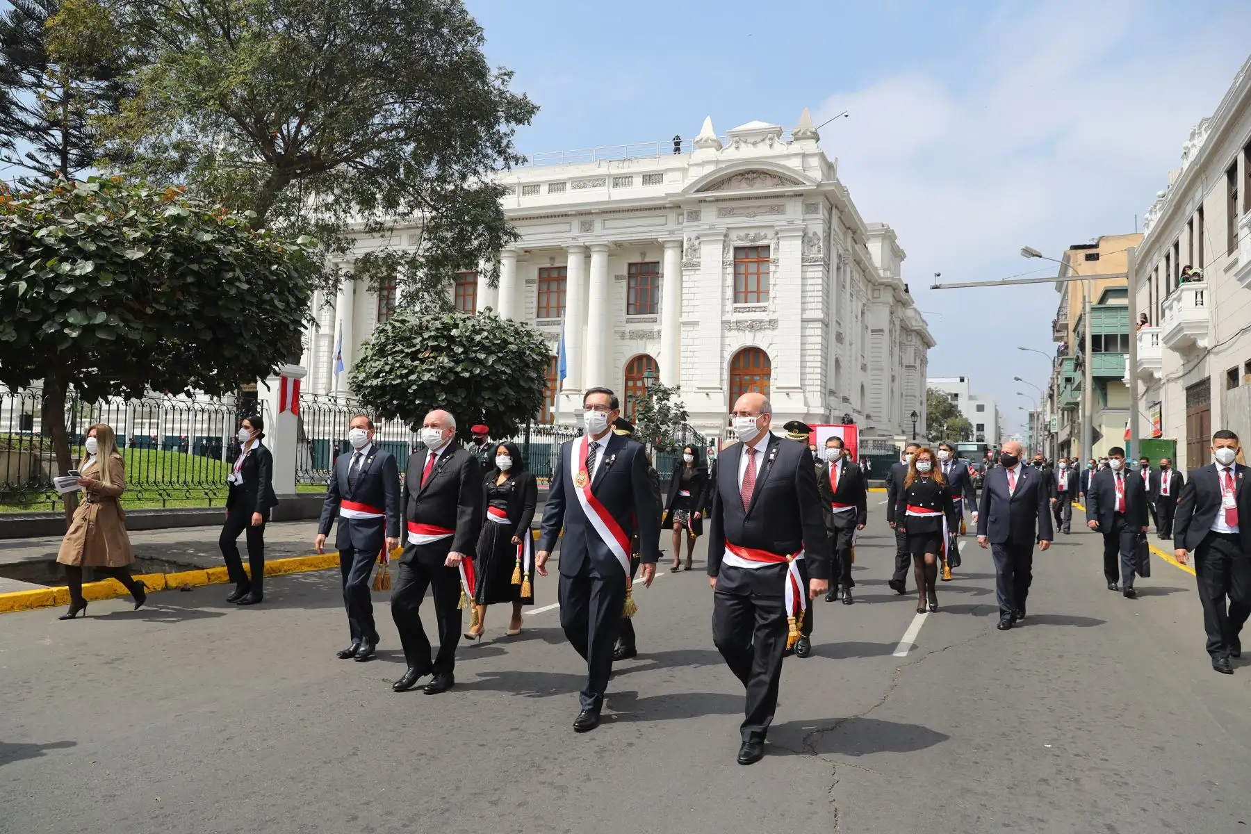 El Presidente de la República del Perú, Martín Vizcarra, culmina su discurso de Orden por Fiestas Patrias  y junto a los ministros de Estado camina por la calle Junín con destino a Palacio de gobierno.
Foto: ANDINA/ Prensa Presidencia