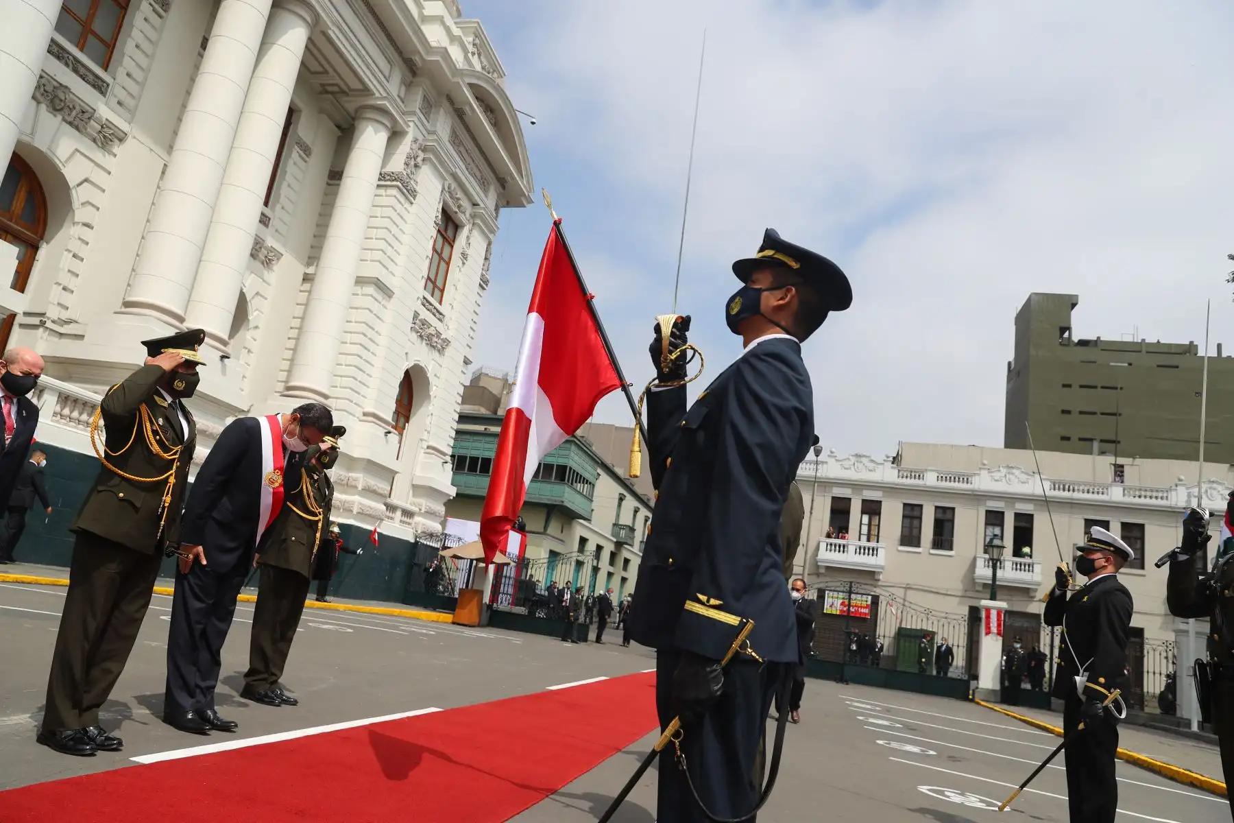 El Presidente de la República del Perú, Martín Vizcarra, culmina su discurso de Orden por Fiestas Patrias  y junto a los ministros de Estado camina por la calle Junín con destino a Palacio de gobierno.
Foto: ANDINA/ Prensa Presidencia