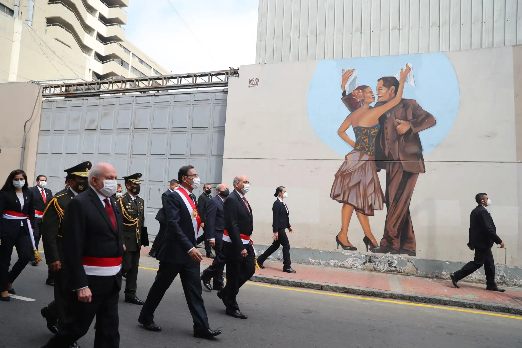 El Presidente de la República del Perú, Martín Vizcarra, culmina su discurso de Orden por Fiestas Patrias  y junto a los ministros de Estado camina por la calle Junín con destino a Palacio de gobierno.
Foto: ANDINA/ Prensa Presidencia