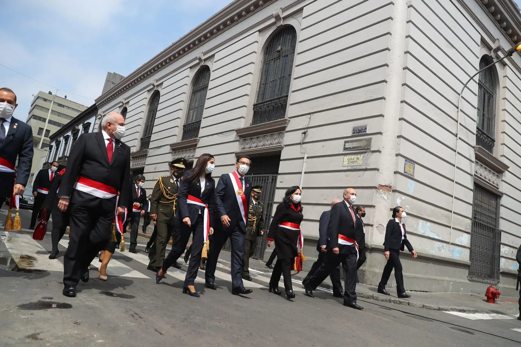 El Presidente de la República del Perú, Martín Vizcarra, culmina su discurso de Orden por Fiestas Patrias  y junto a los ministros de Estado camina por la calle Junín con destino a Palacio de gobierno.
Foto: ANDINA/ Prensa Presidencia