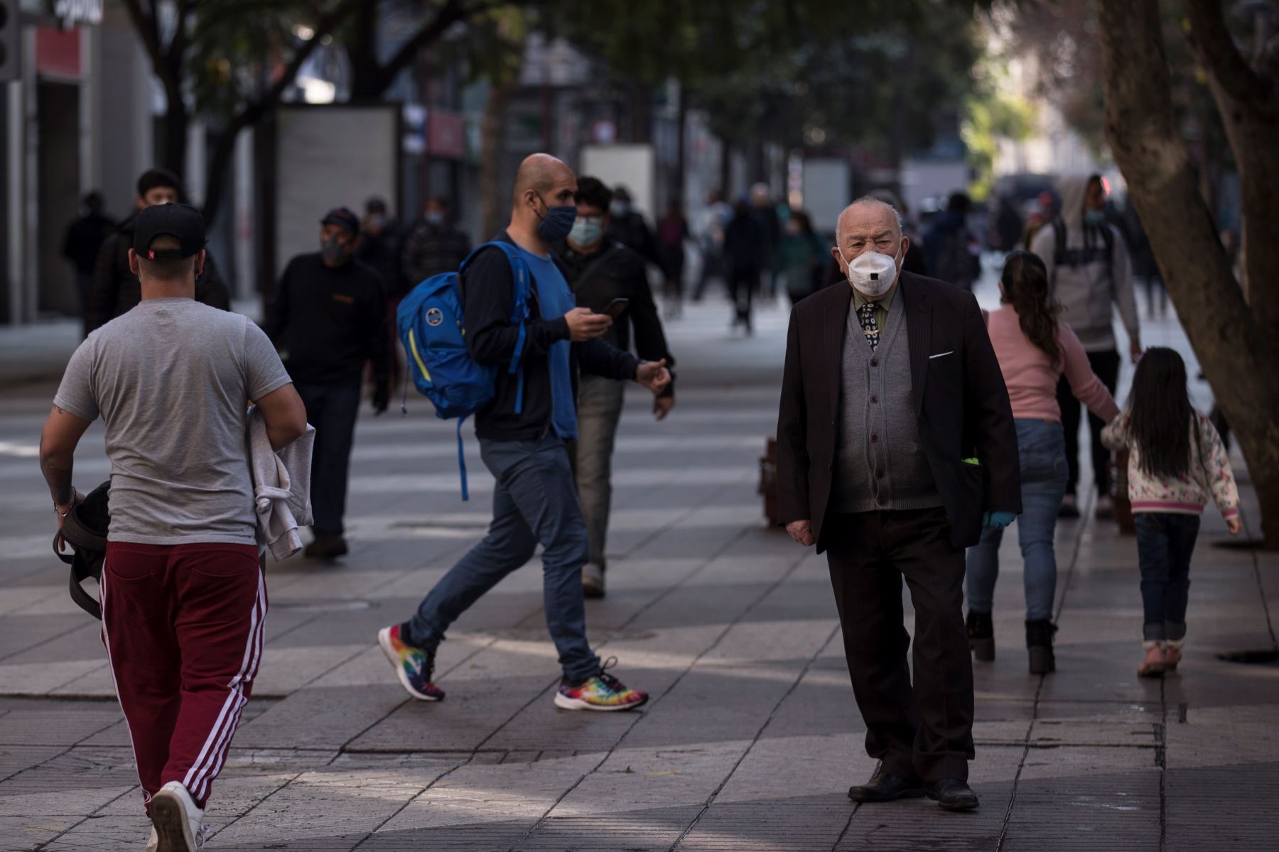Un adulto mayor camina en Santiago (Chile). Foto: EFE