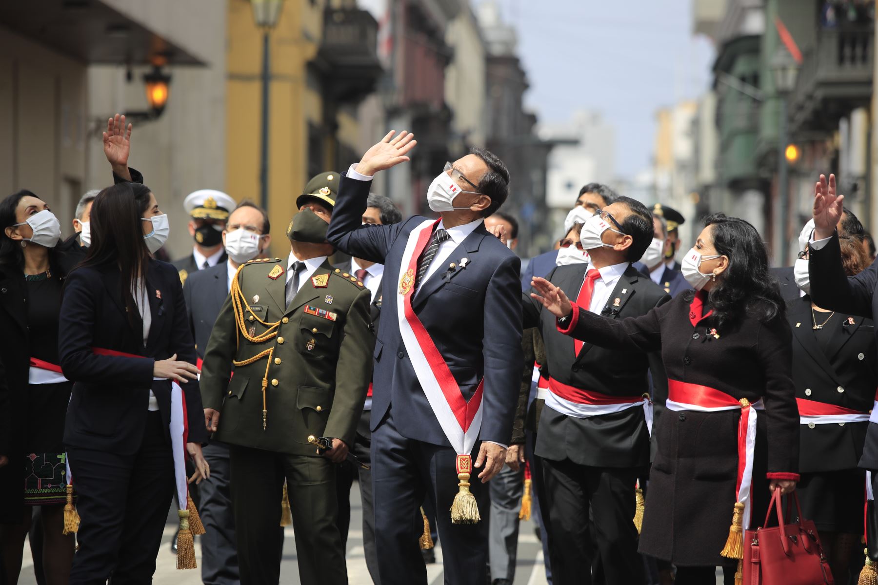 El Presidente de la República del Perú, Martín Vizcarra, culmina su discurso de Orden por Fiestas Patrias  y junto a los ministros de Estado camina por la calle Junín con destino a Palacio de gobierno.Foto: ANDINA/ Prensa Presidencia