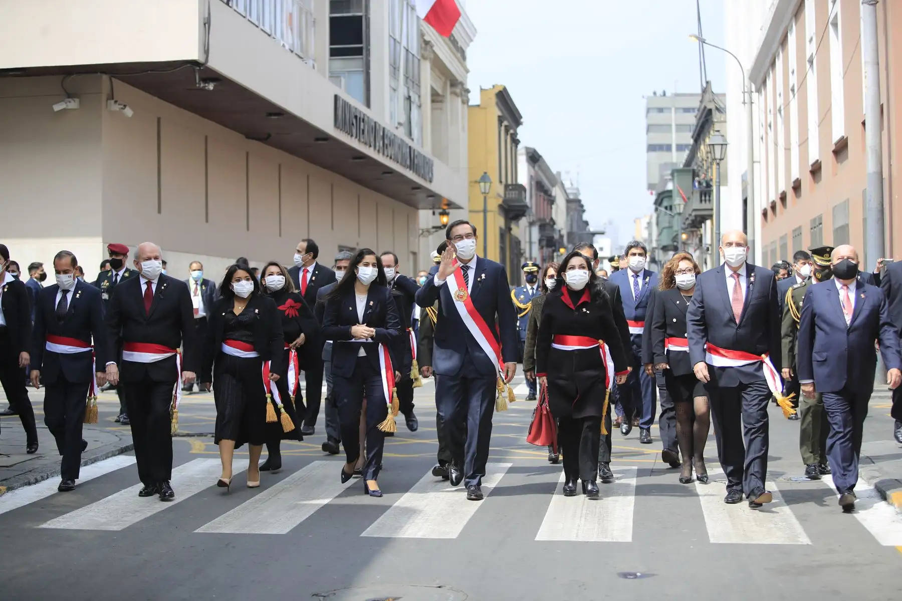 El Presidente de la República del Perú, Martín Vizcarra, culmina su discurso de Orden por Fiestas Patrias  y junto a los ministros de Estado camina por la calle Junín con destino a Palacio de gobierno.
Foto: ANDINA/ Prensa Presidencia