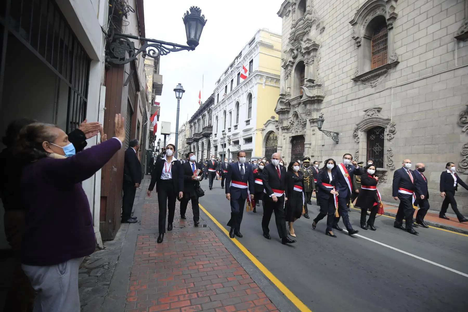El Presidente de la República del Perú, Martín Vizcarra, culmina su discurso de Orden por Fiestas Patrias  y junto a los ministros de Estado camina por la calle Junín con destino a Palacio de gobierno.
Foto: ANDINA/ Prensa Presidencia