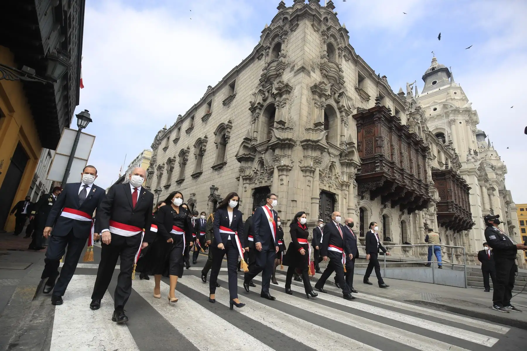 El Presidente de la República del Perú, Martín Vizcarra, culmina su discurso de Orden por Fiestas Patrias  y junto a los ministros de Estado camina por la calle Junín con destino a Palacio de gobierno.
Foto: ANDINA/ Prensa Presidencia