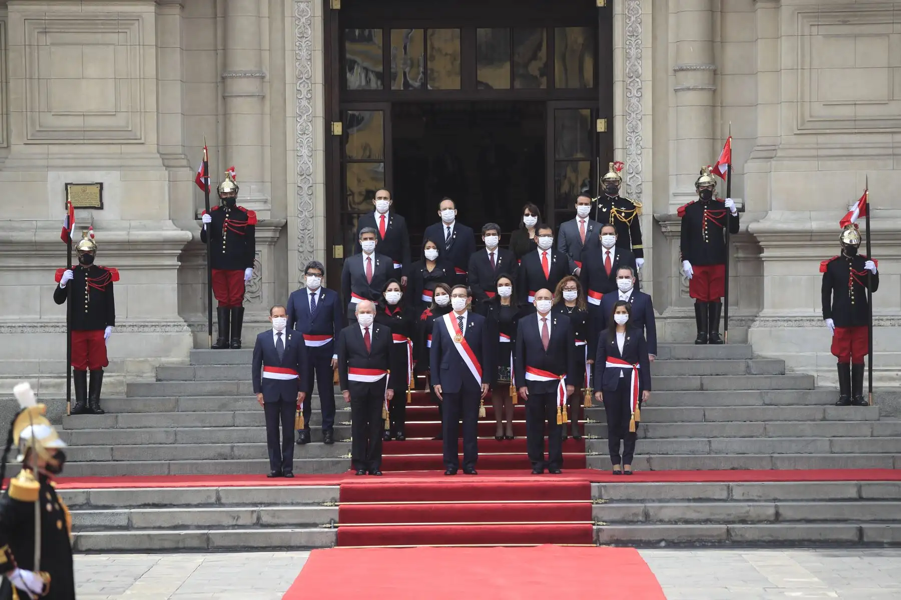 El Presidente de la República del Perú, Martín Vizcarra llega  a Palacio de Gobierno para continuar con sus actividades protocolares, antes se toman una fotografía, juntos a ministros de Estado. 
Foto: ANDINA/ Prensa Presidencia