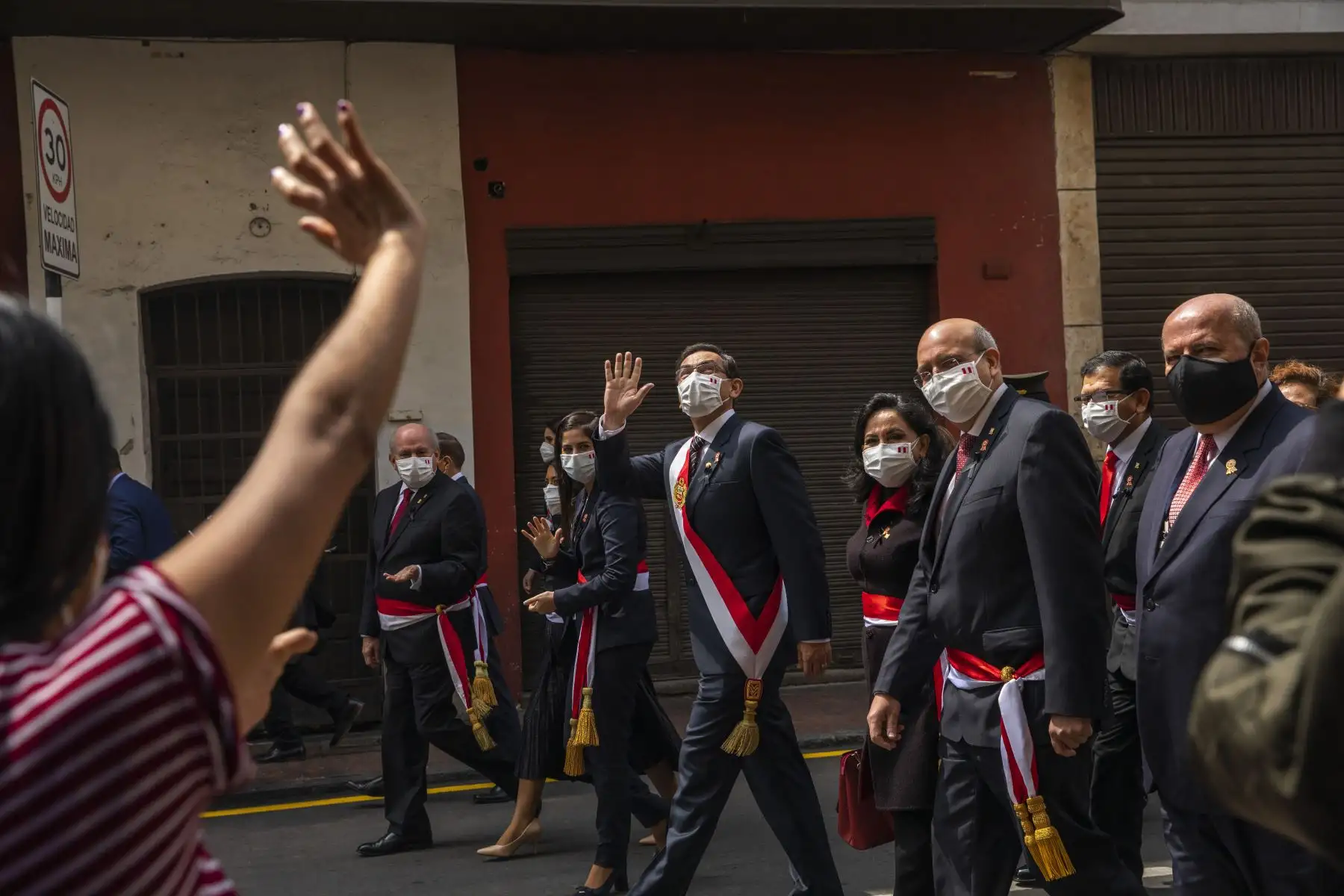 El Presidente de la República del Perú, Martín Vizcarra, culmina su discurso de Orden por Fiestas Patrias  y junto a los ministros de Estado camina por la calle Junín con destino a Palacio de gobierno.
Foto: ANDINA/ Prensa Presidencia
